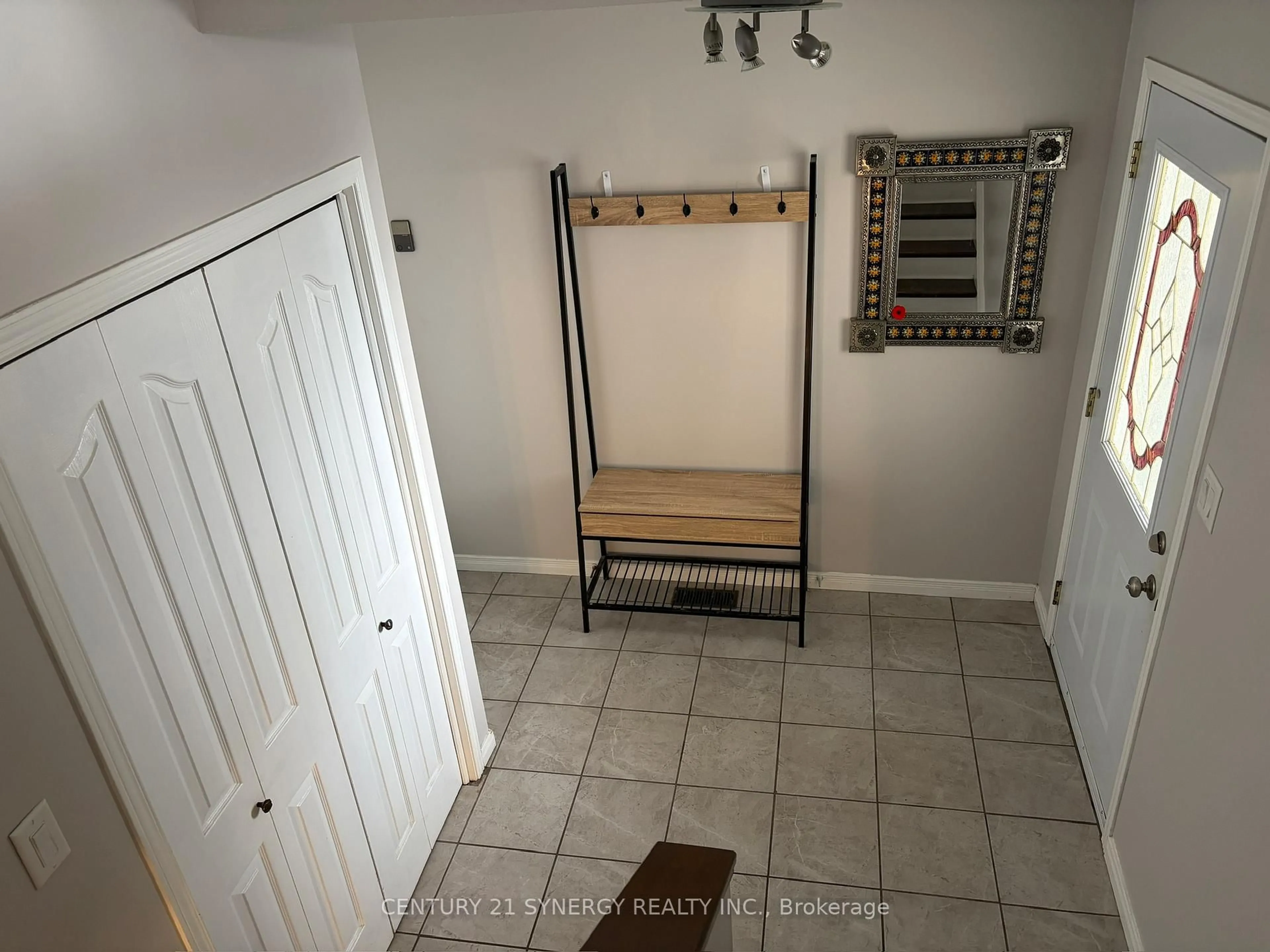 Indoor entryway for 400 Sweezey Crt, Pembroke Ontario K8A 8S3