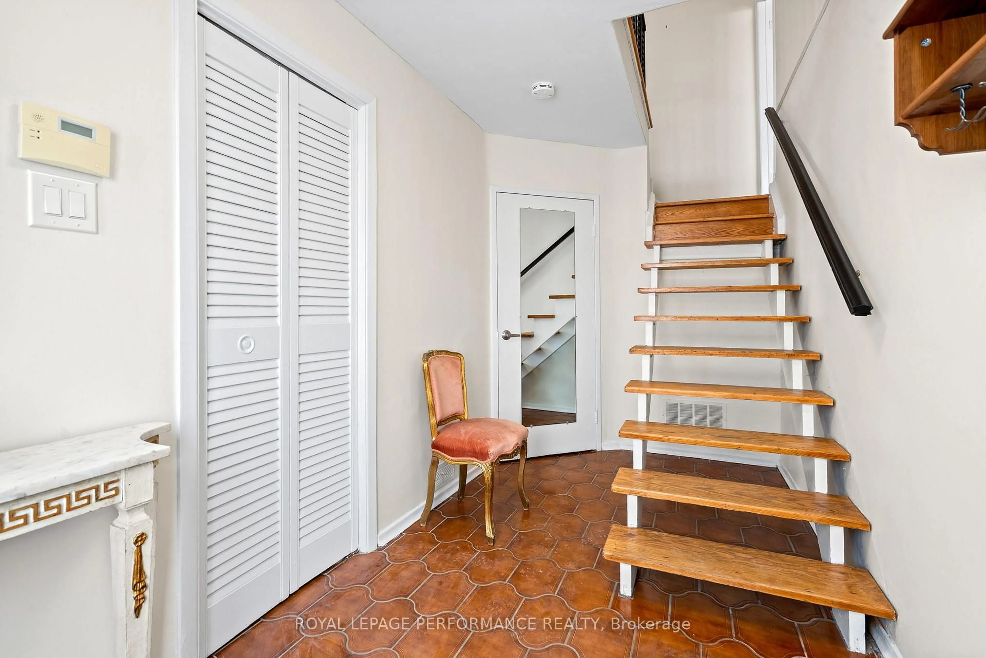 Indoor entryway for 1430 Edgecliffe Ave, Ottawa Ontario K1Z 8G1