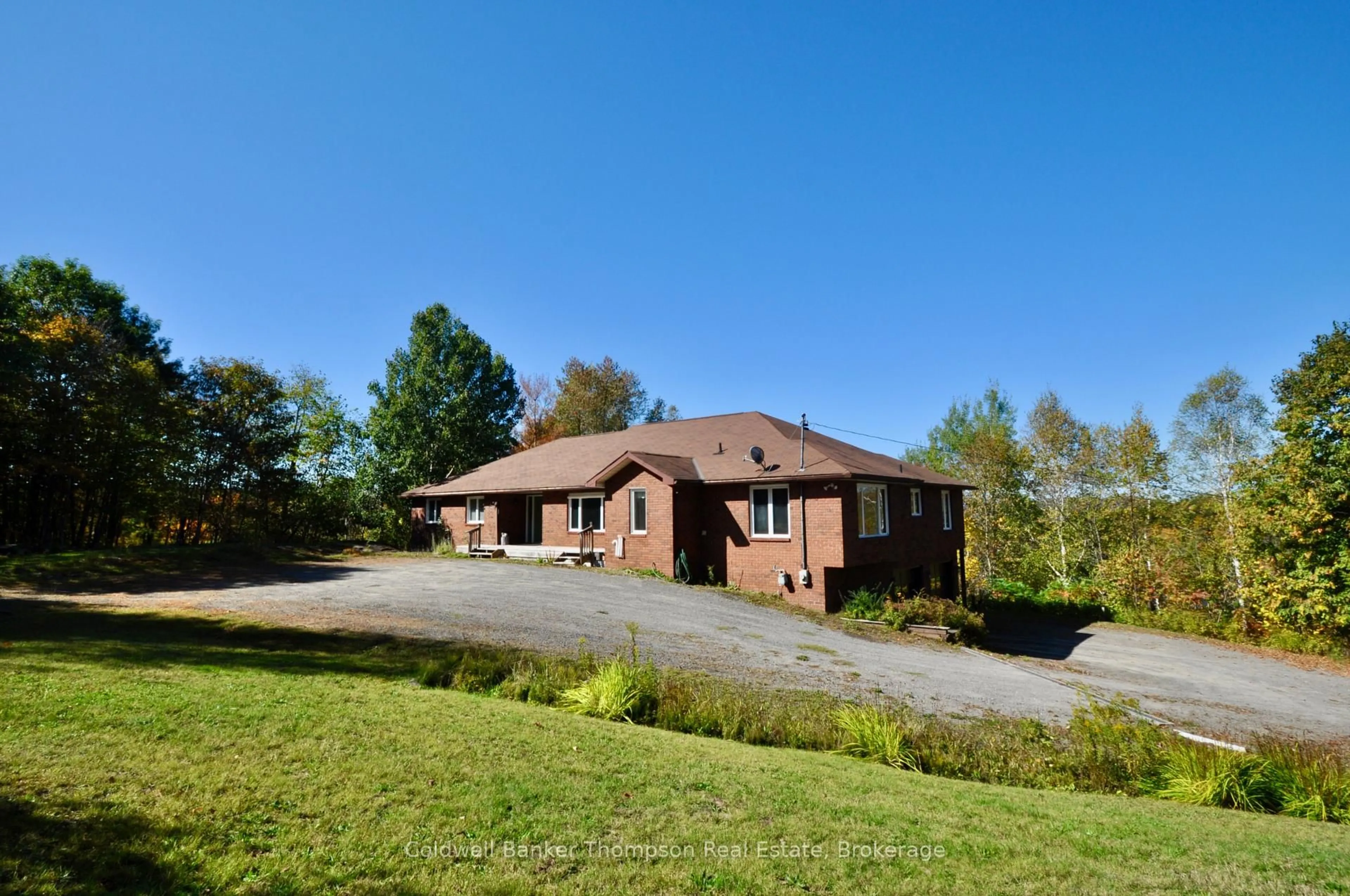 A pic from outside/outdoor area/front of a property/back of a property/a pic from drone, unknown for 625 Bayshore Blvd, Huntsville Ontario P1H 1Z1