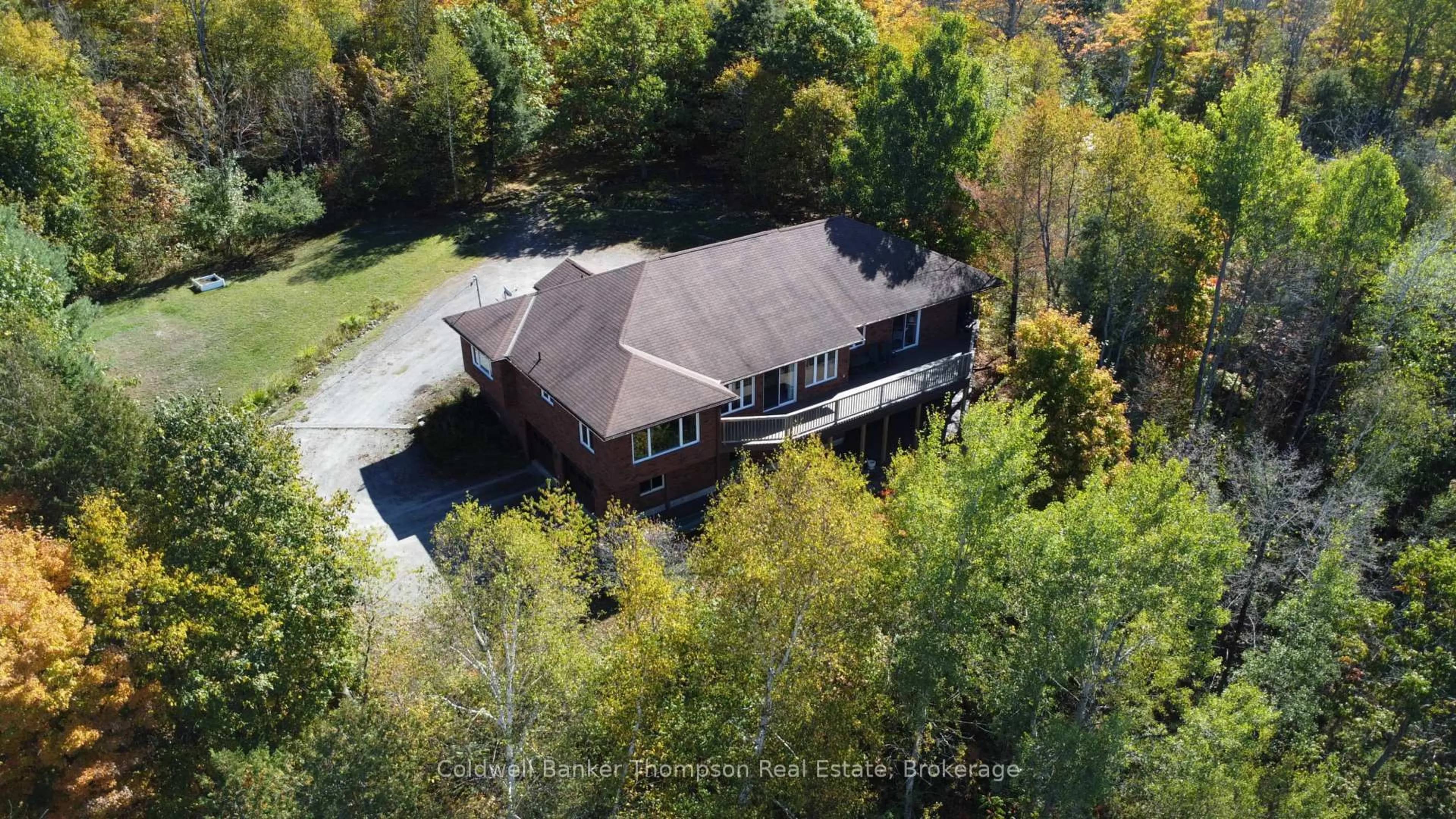 A pic from outside/outdoor area/front of a property/back of a property/a pic from drone, water/lake/river/ocean view for 625 Bayshore Blvd, Huntsville Ontario P1H 1Z1