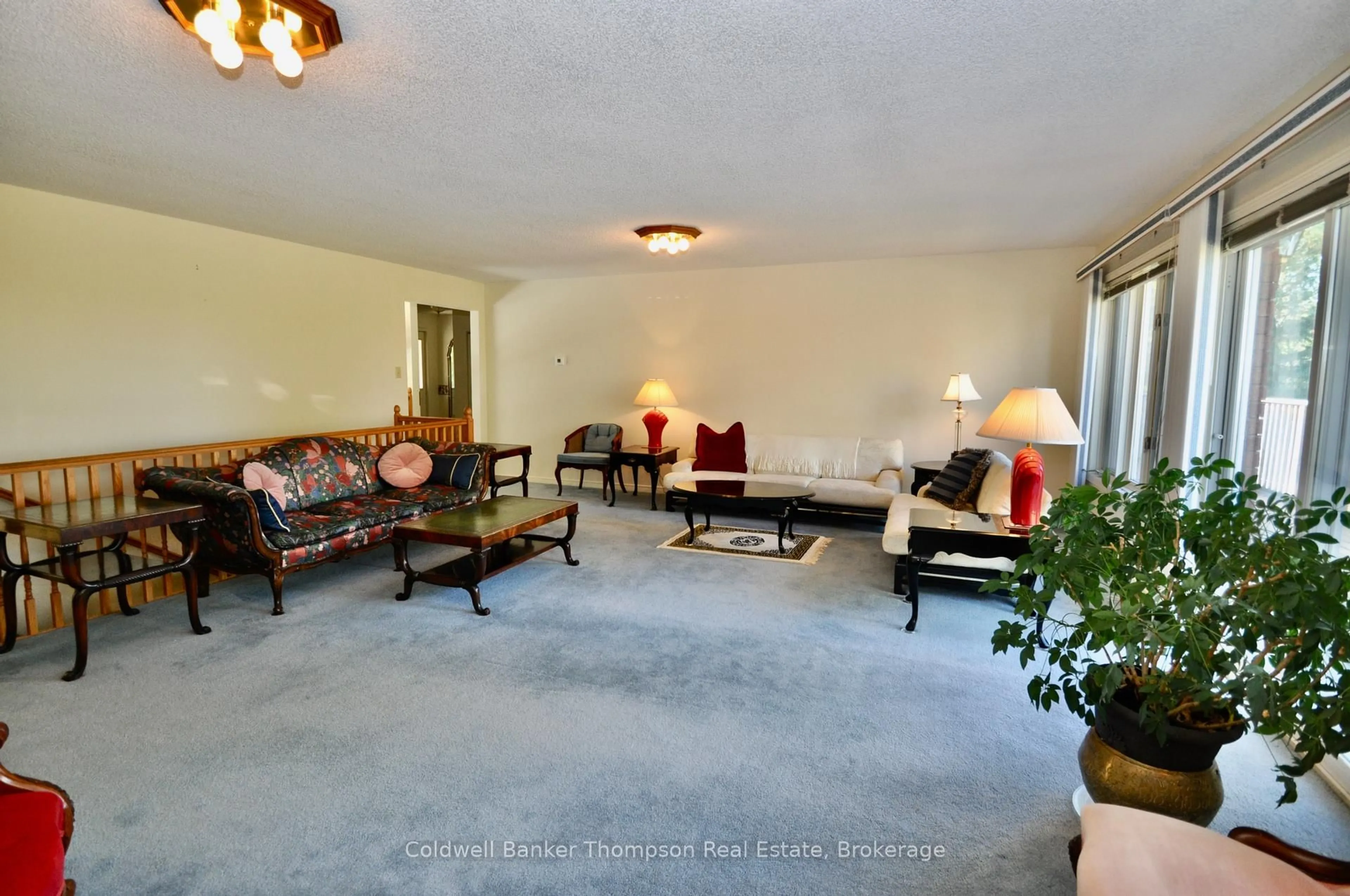Living room with furniture, carpet floor for 625 Bayshore Blvd, Huntsville Ontario P1H 1Z1