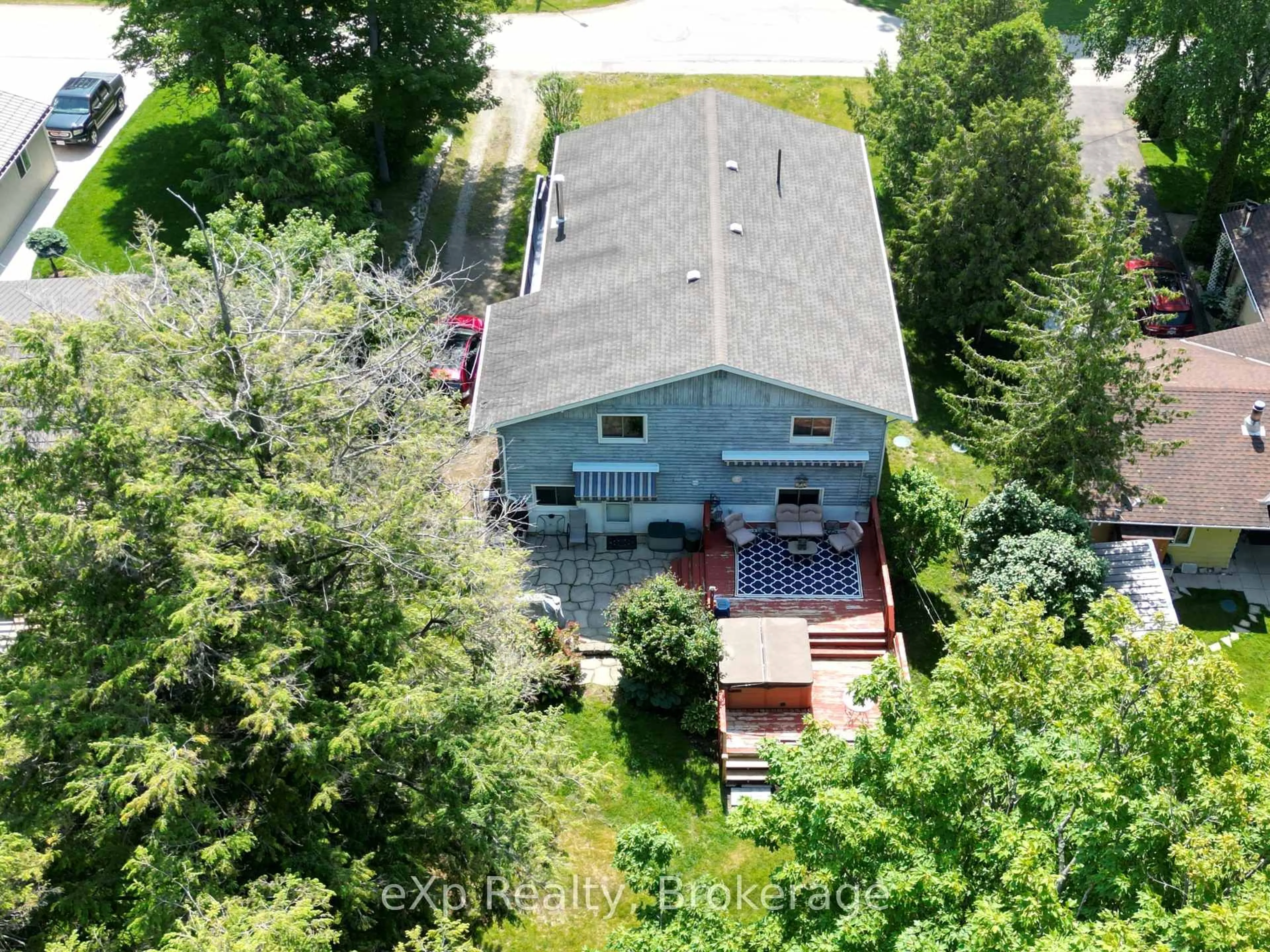 A pic from outside/outdoor area/front of a property/back of a property/a pic from drone, unknown for 105 Menomini Rd, Huron-Kinloss Ontario N2Z 2X3