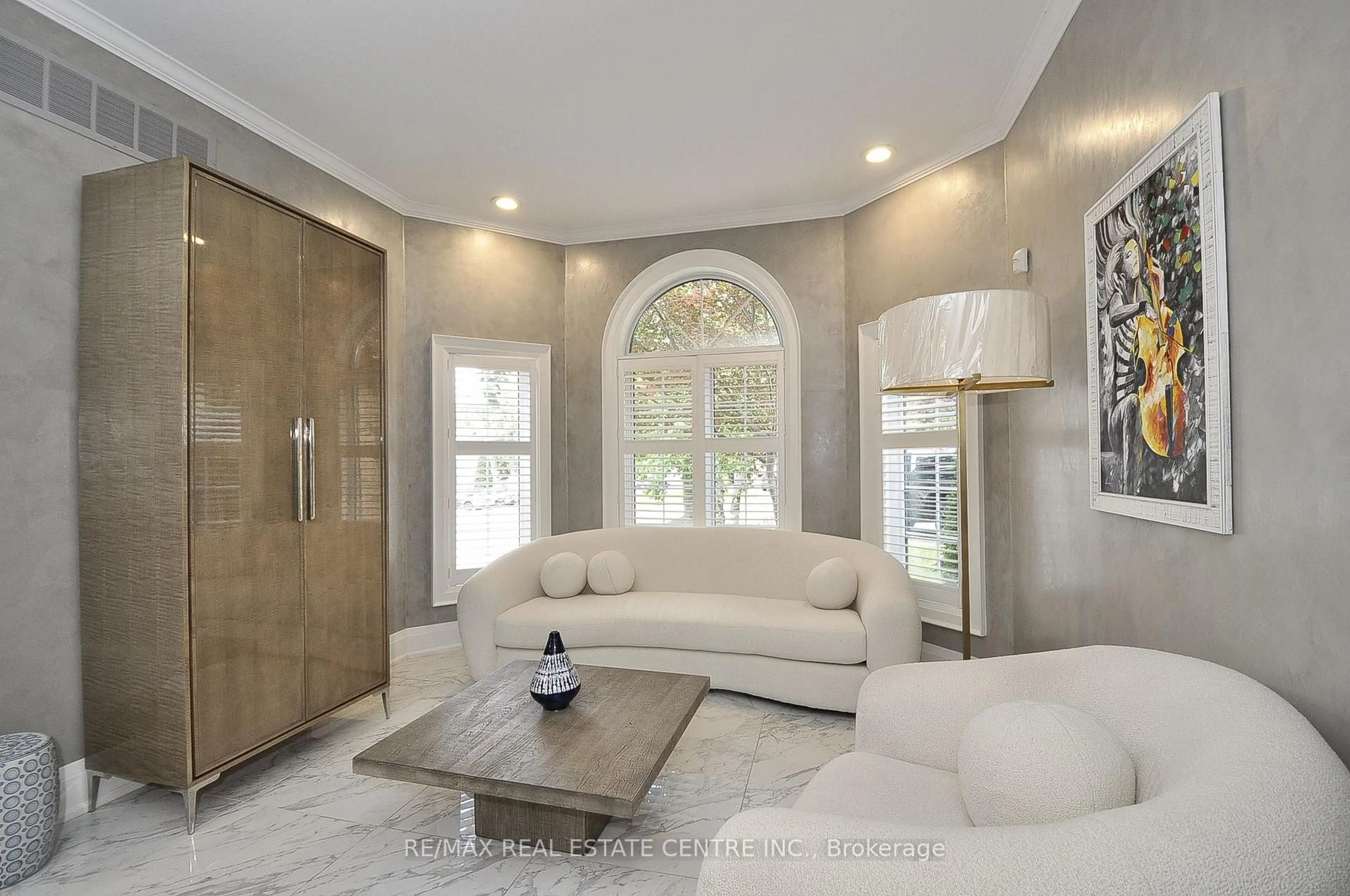 Living room with furniture, unknown for 27 Woodmans Crt, Kitchener Ontario N2P 2B2