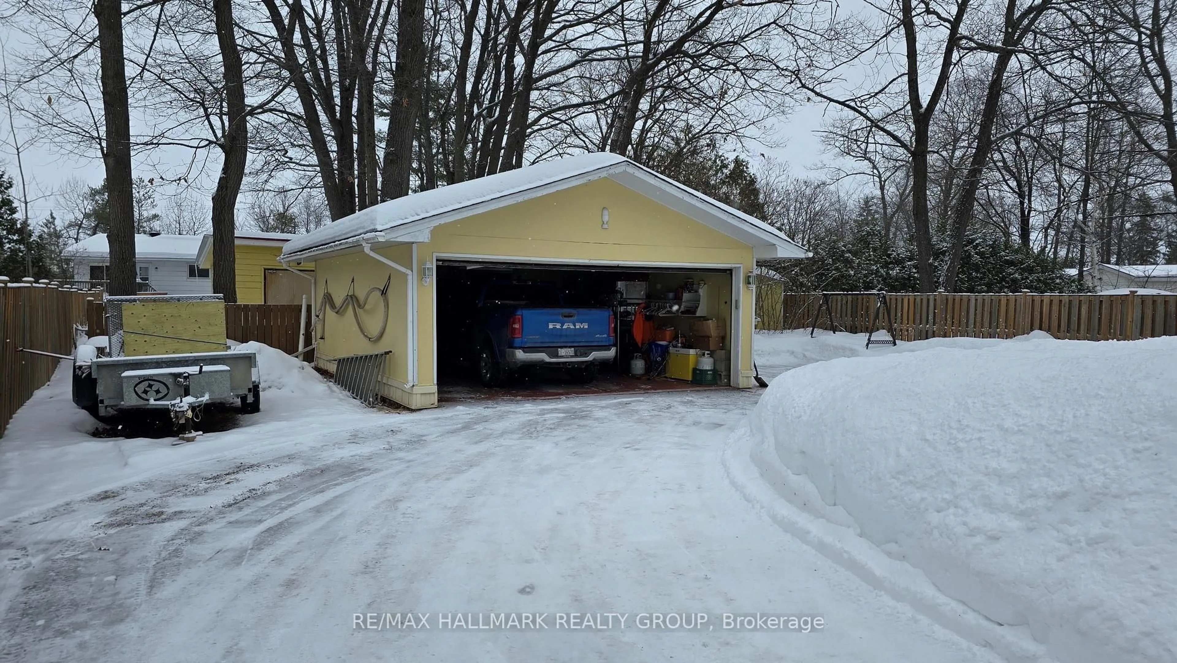 Indoor garage for 266 Baldwin St, Ottawa Ontario K0A 3M0