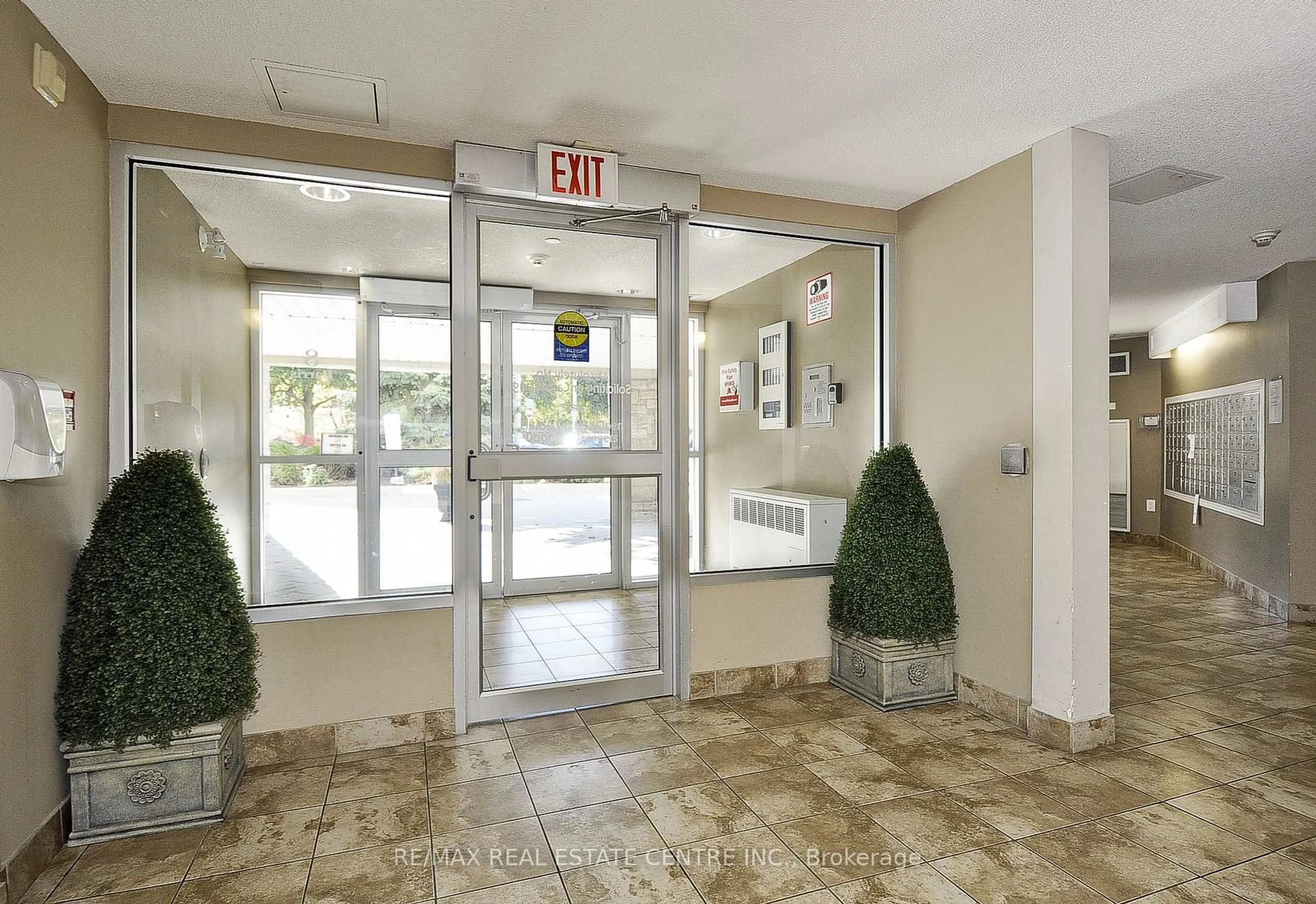 Indoor foyer for 8 Harris St #302, Cambridge Ontario N1R 8R1