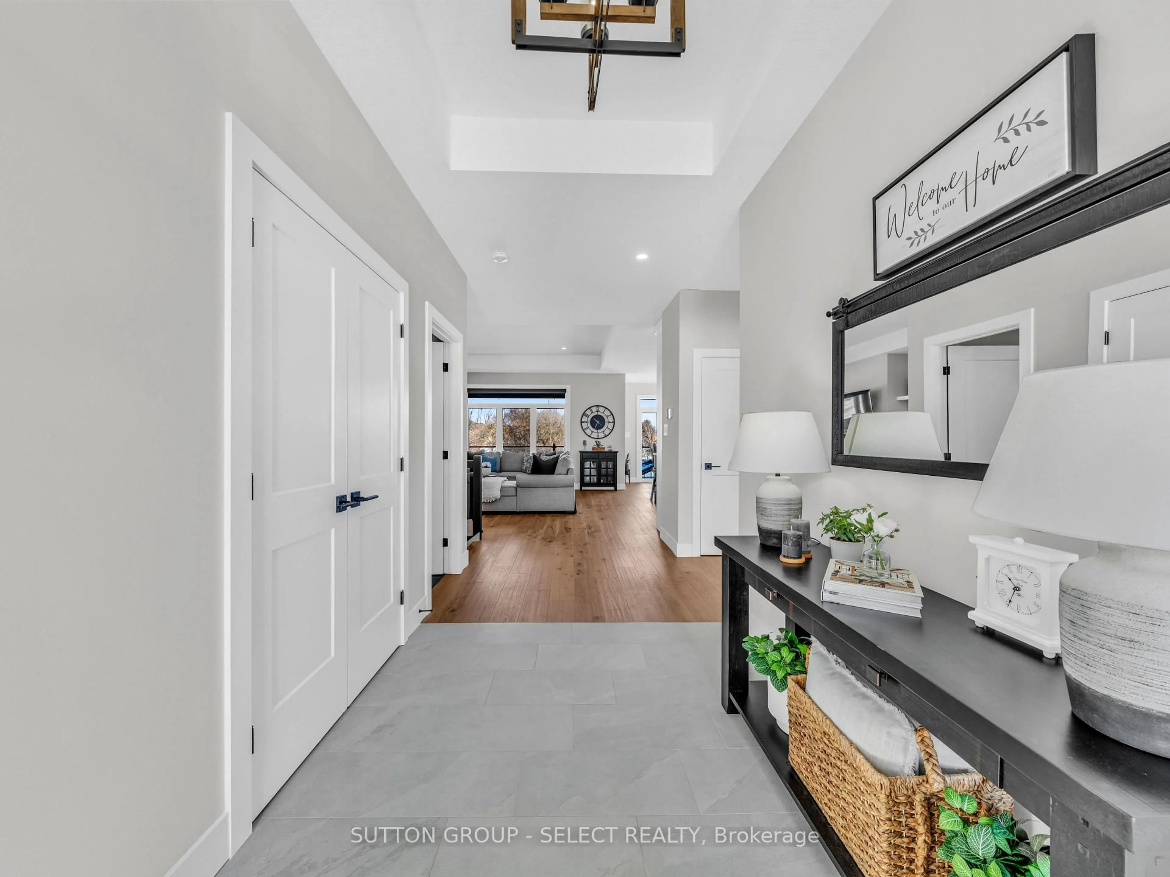 Indoor entryway for 2222 Linkway Blvd, London South Ontario N6K 0K9