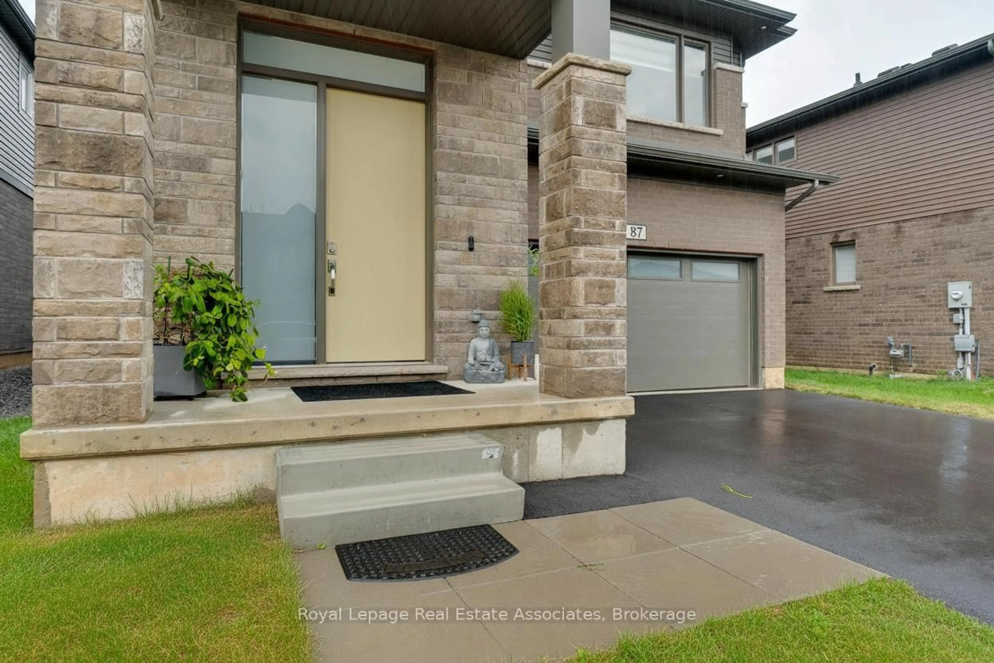 Indoor entryway for 87 Acacia Rd, Pelham Ontario L0S 1E1