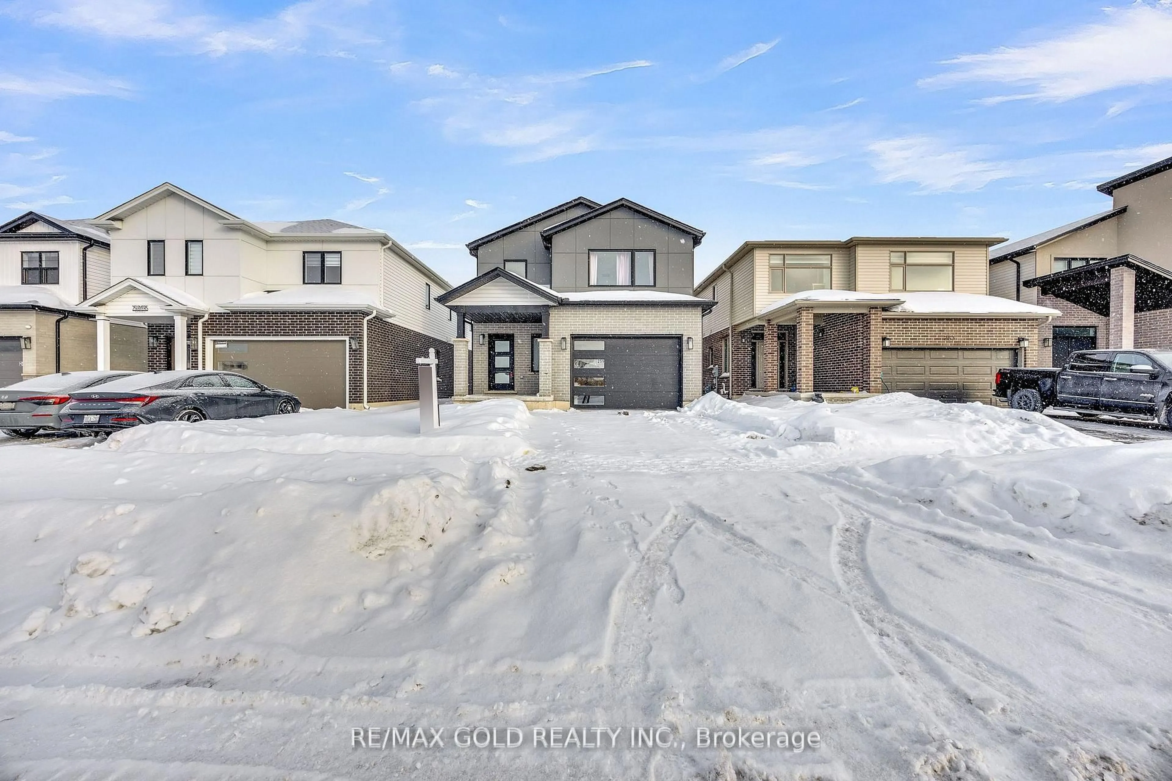 A pic from outside/outdoor area/front of a property/back of a property/a pic from drone, street for 259 Byers St, London South Ontario N6L 0J2