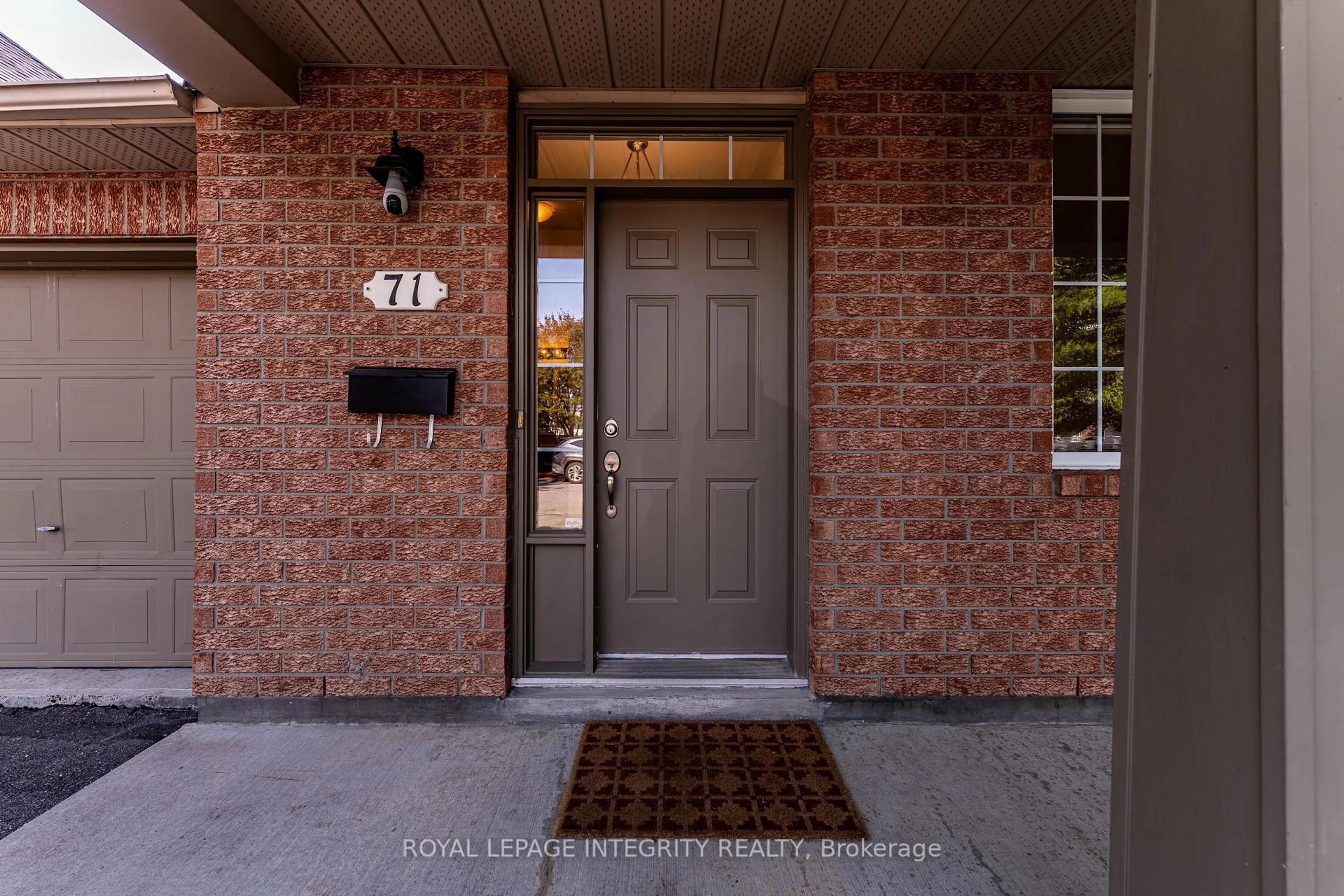 Indoor entryway for 71 Appledale Dr, Ottawa Ontario K2J 4W6