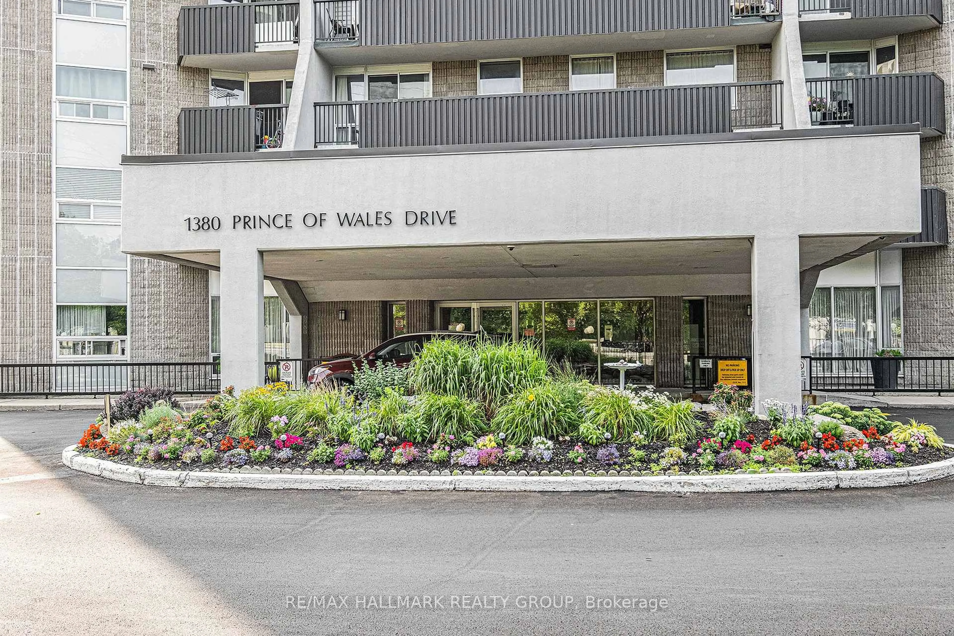 Indoor foyer for 1380 Prince Of Wales Dr #1005, Ottawa Ontario K2C 3N5