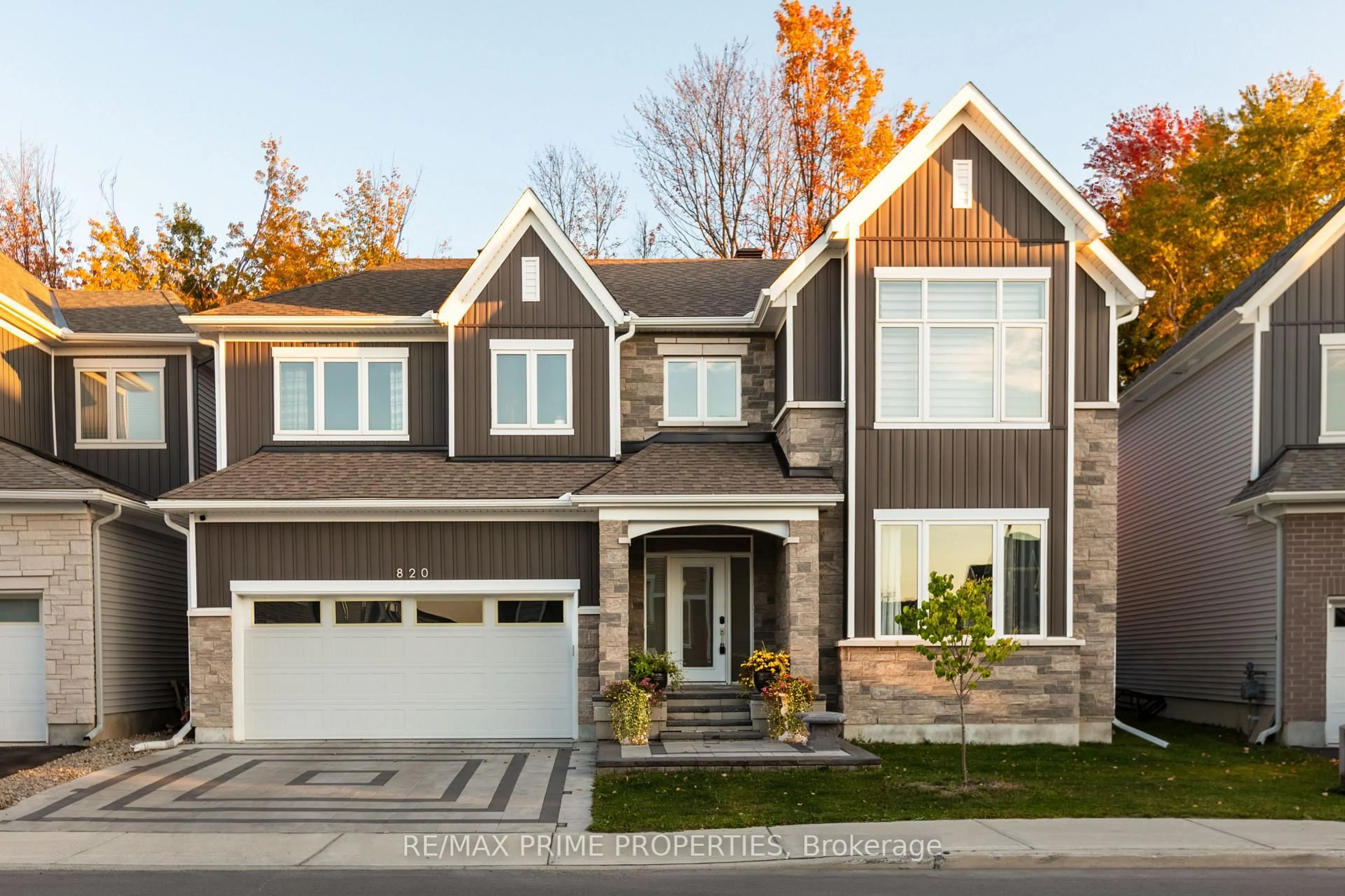 Home with vinyl exterior material, street for 820 MERCIER Cres, Ottawa Ontario K1W 0N6