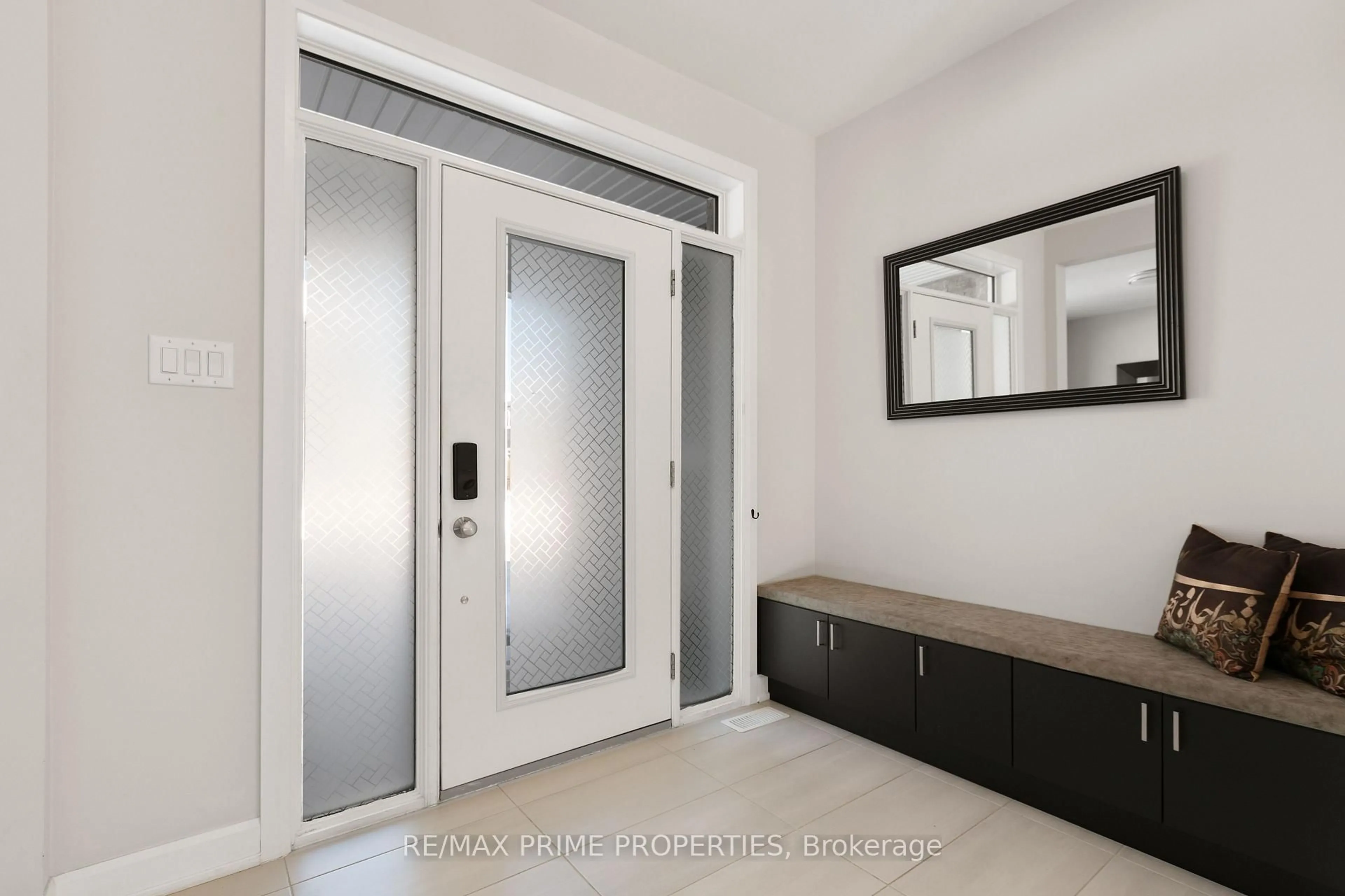 Indoor entryway for 820 MERCIER Cres, Ottawa Ontario K1W 0N6