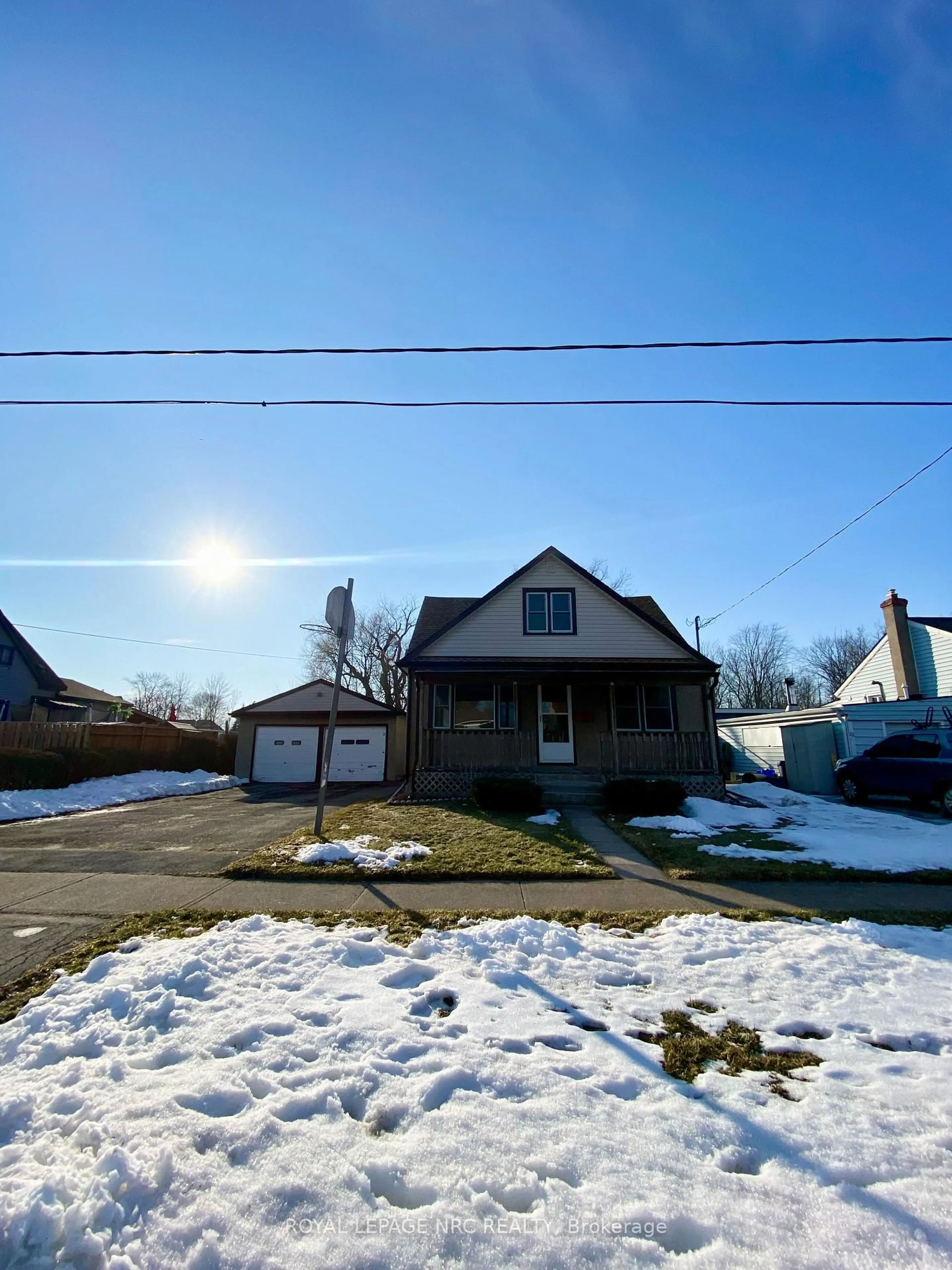 A pic from outside/outdoor area/front of a property/back of a property/a pic from drone, street for 18 Pietz Ave, Welland Ontario L3C 1Z4