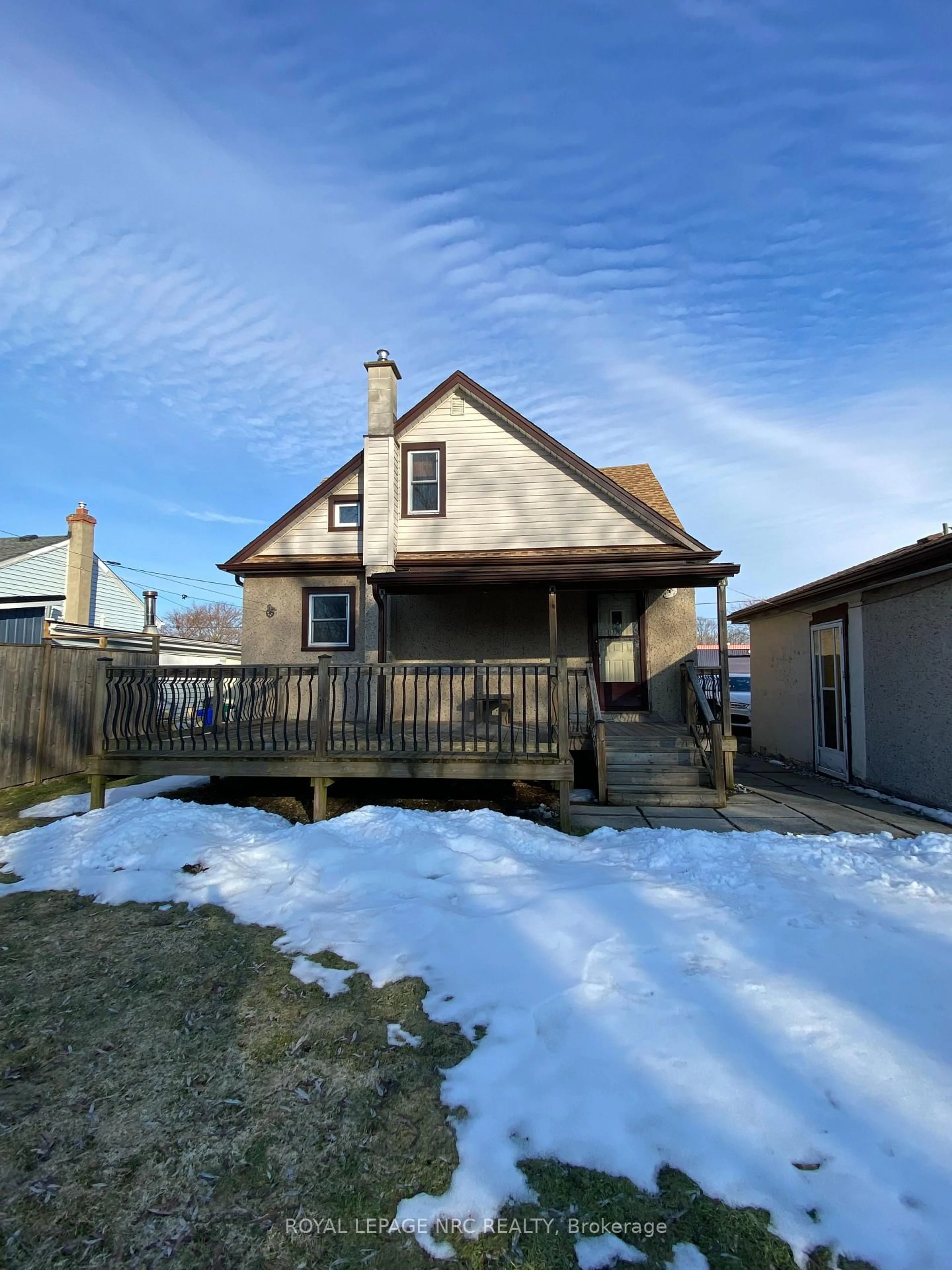 A pic from outside/outdoor area/front of a property/back of a property/a pic from drone, street for 18 Pietz Ave, Welland Ontario L3C 1Z4