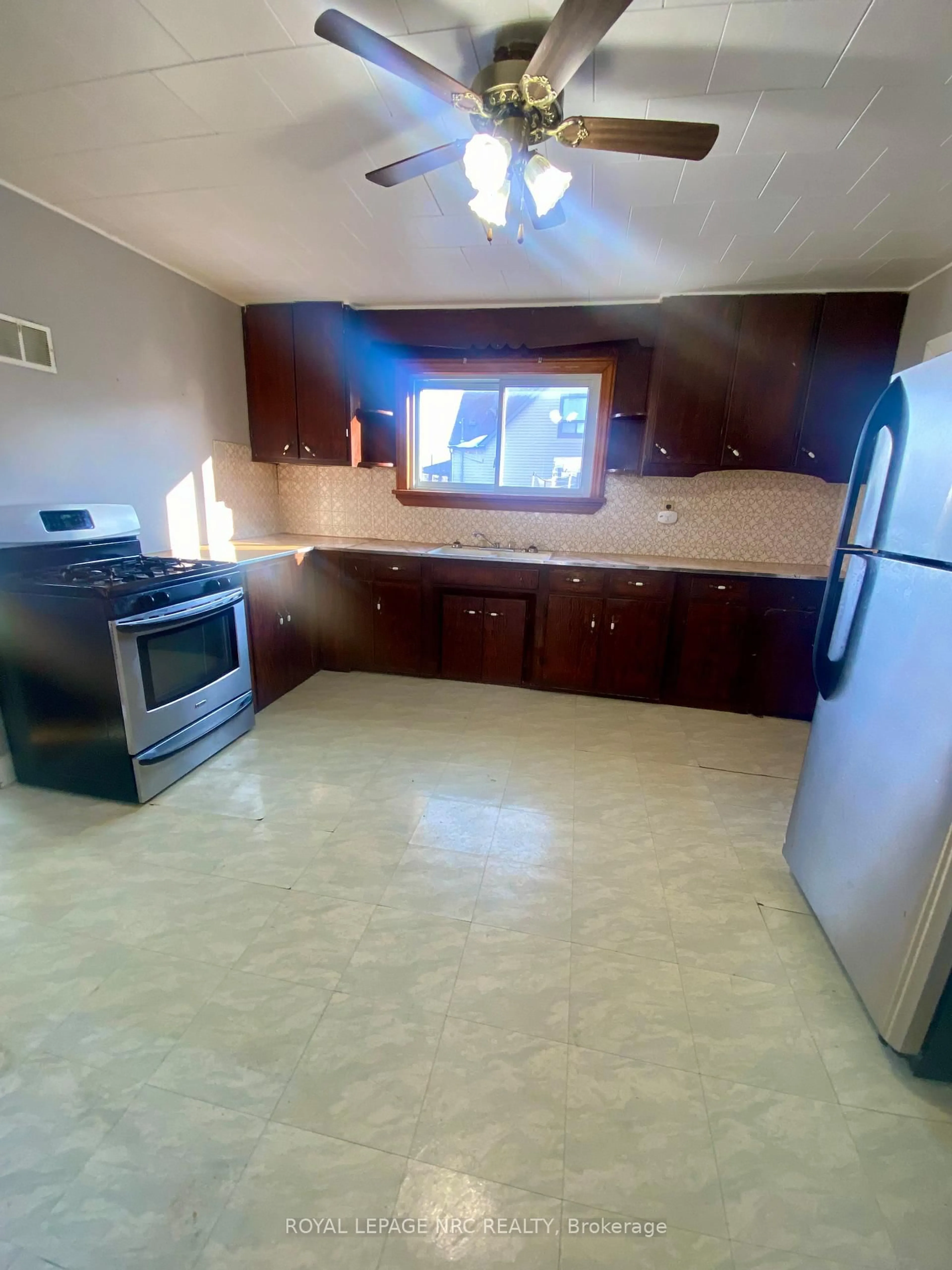 Unknown for 18 Pietz Ave, Welland Ontario L3C 1Z4