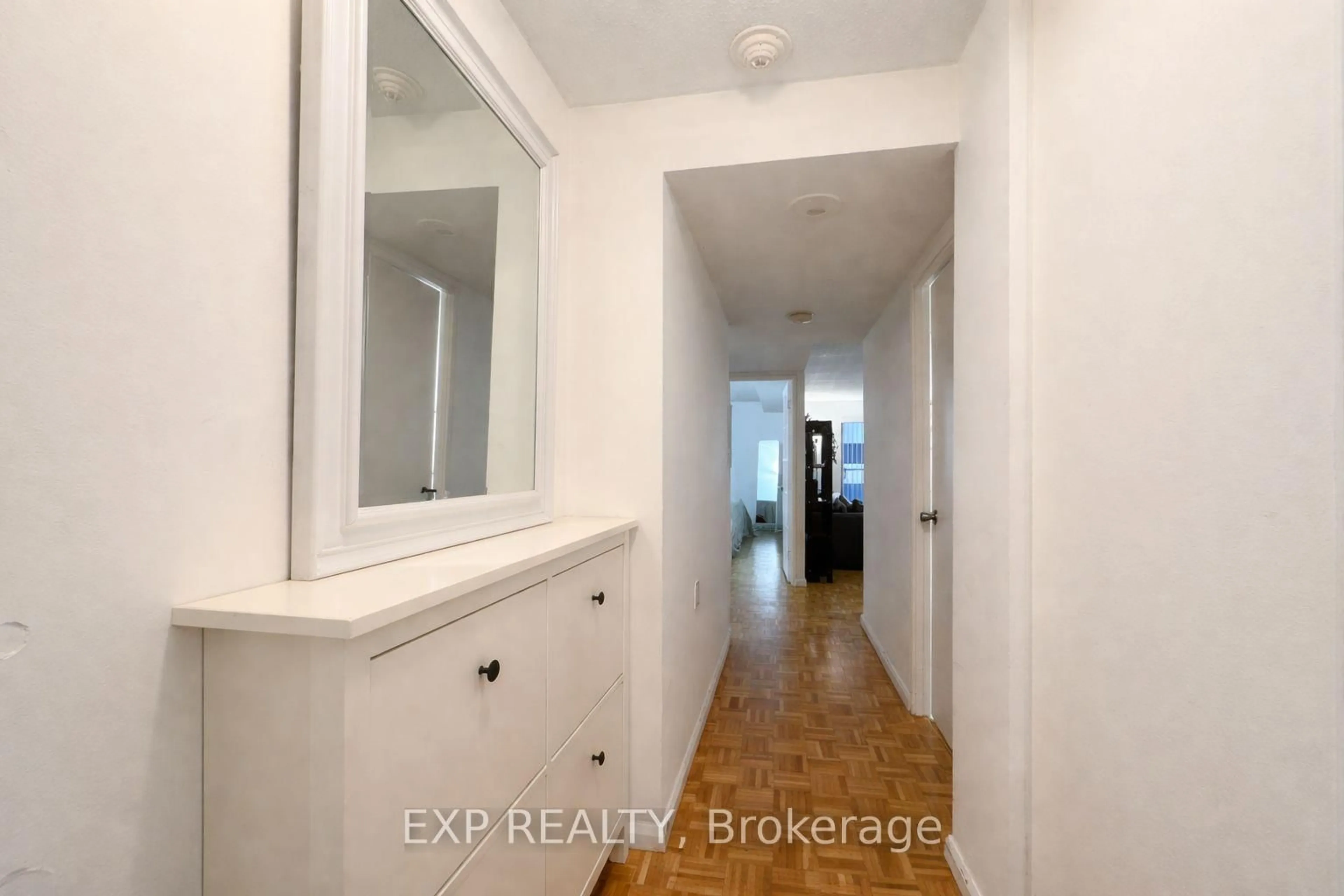 Indoor entryway for 475 Laurier Ave #705, Ottawa Ontario K1R 7X1