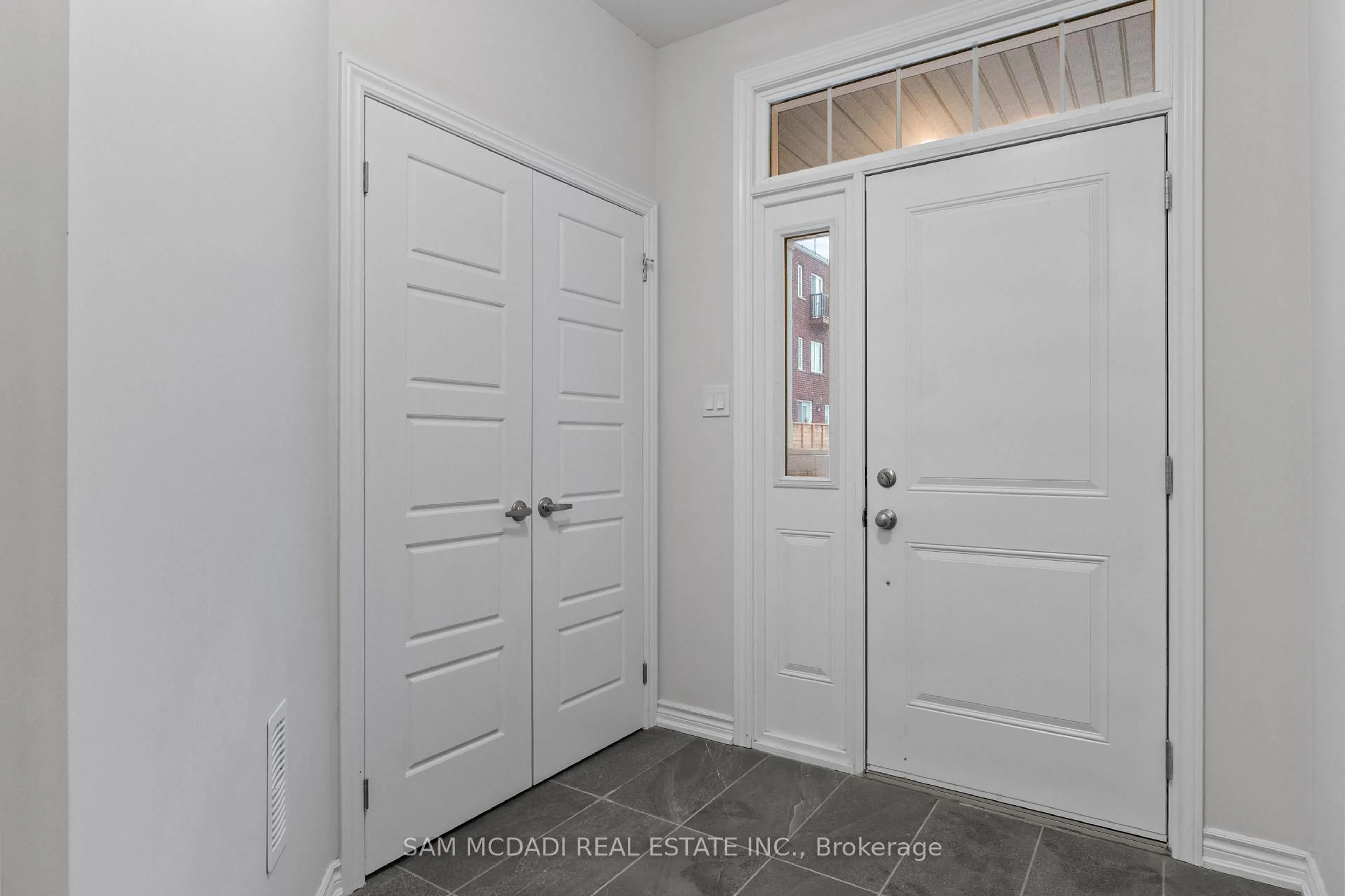 Indoor entryway for 677 Park Rd #157, Brantford Ontario N3R 0C2
