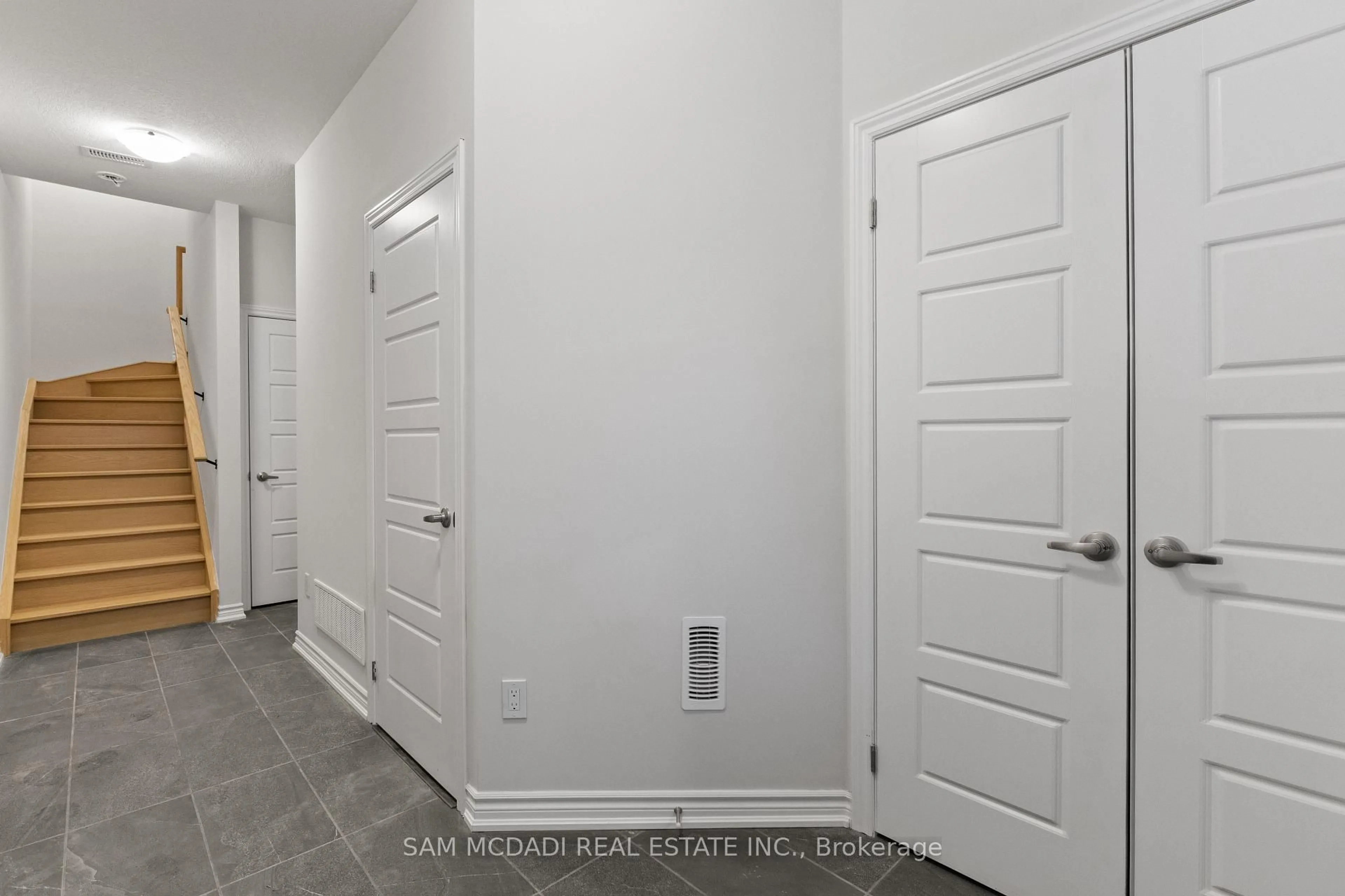 Indoor entryway for 677 Park Rd #157, Brantford Ontario N3R 0C2