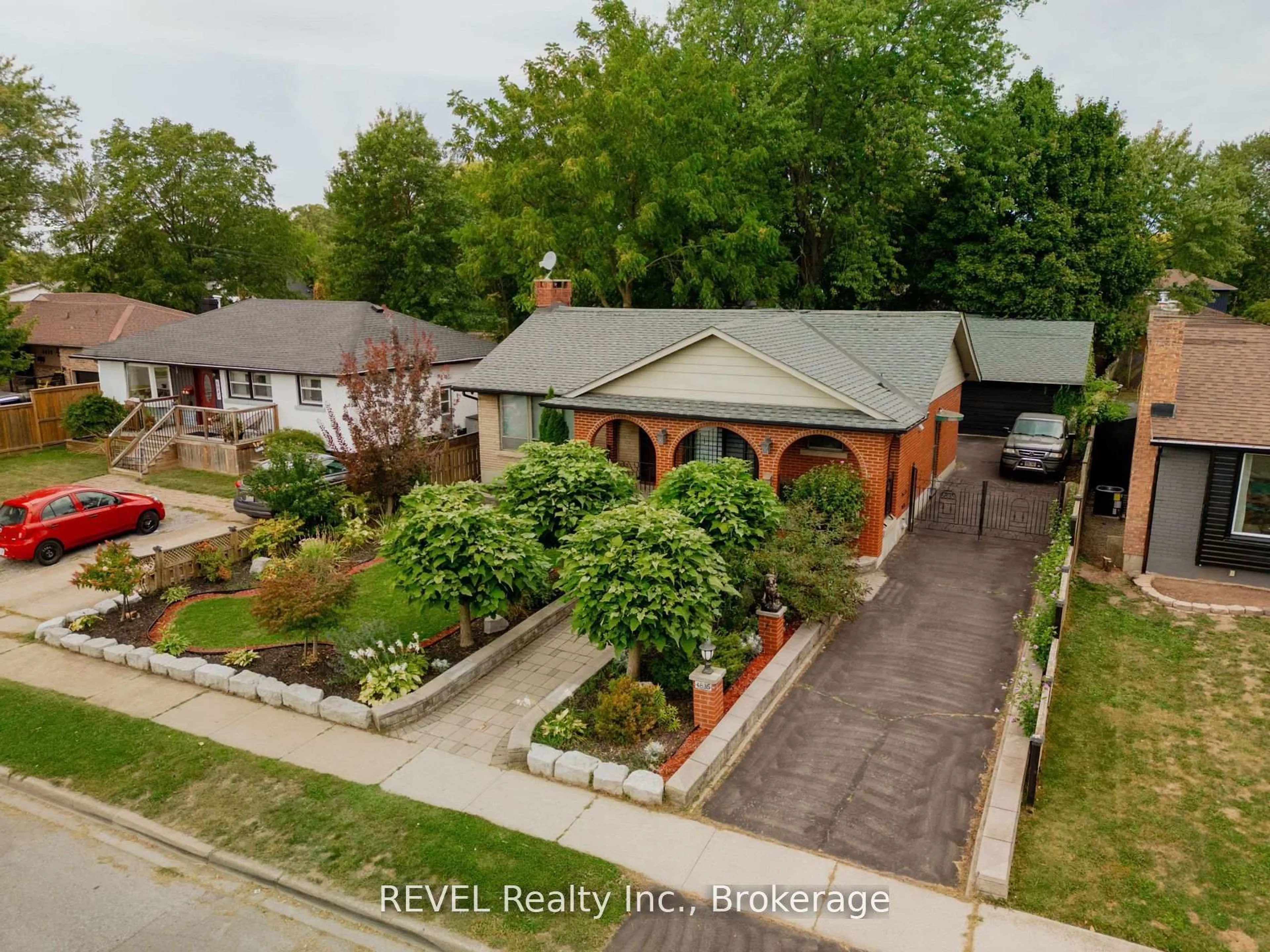 A pic from outside/outdoor area/front of a property/back of a property/a pic from drone, street for 6835 Wills St, Niagara Falls Ontario L2J 1Y6