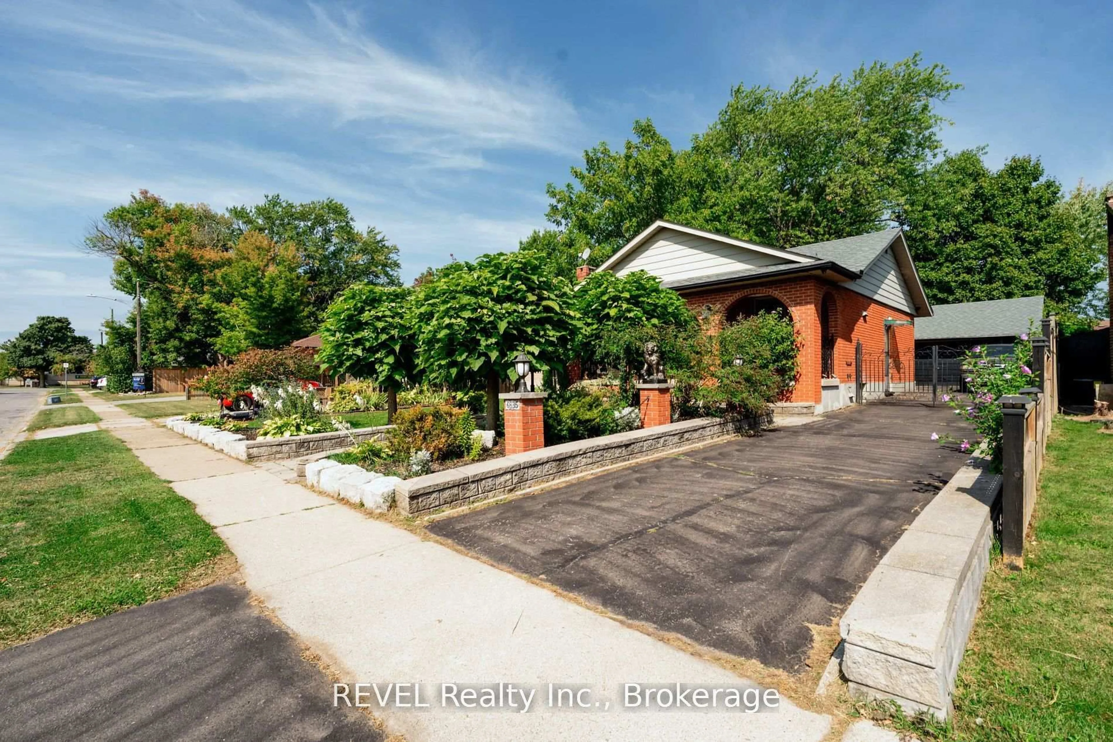 A pic from outside/outdoor area/front of a property/back of a property/a pic from drone, street for 6835 Wills St, Niagara Falls Ontario L2J 1Y6