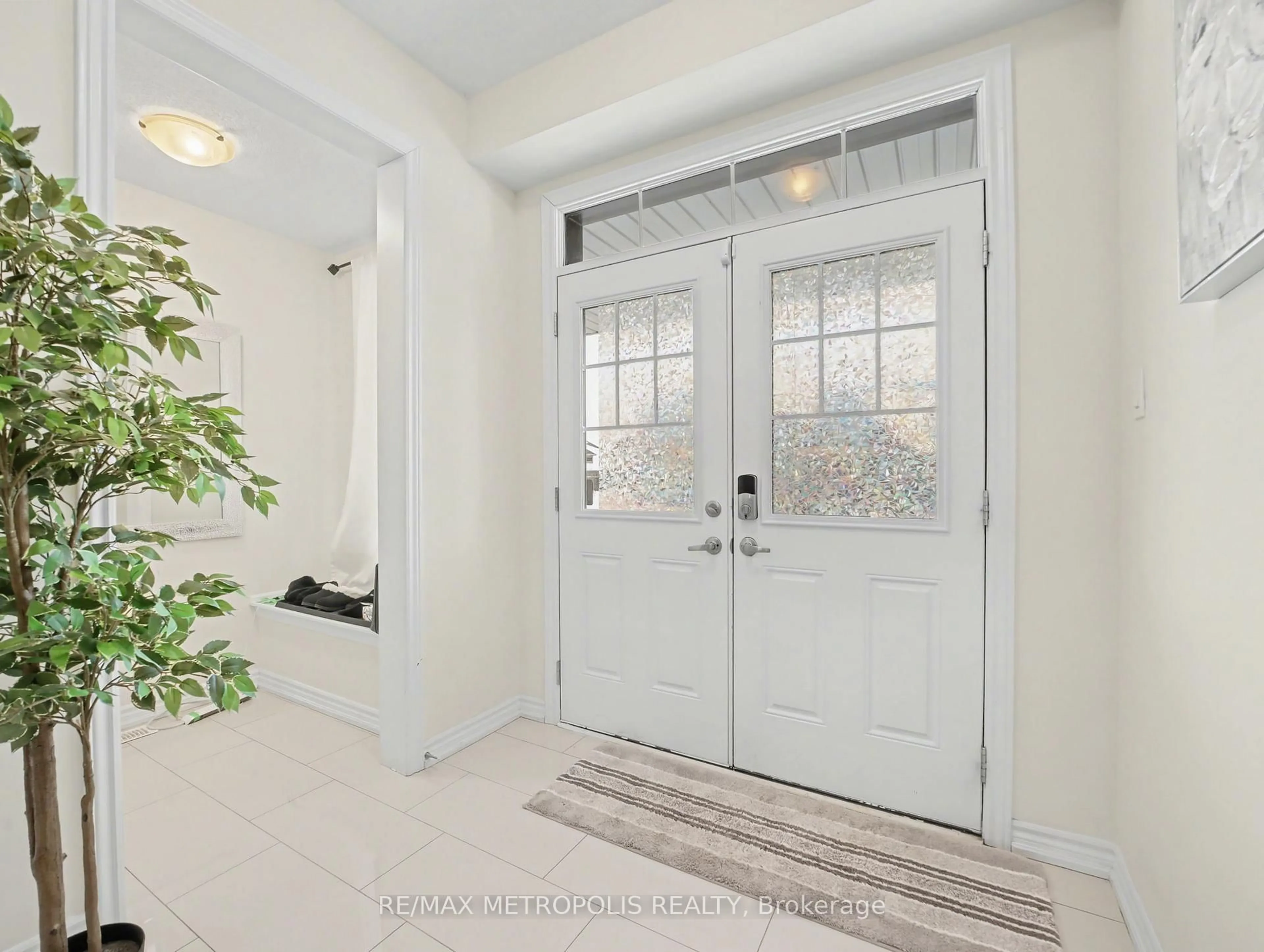 Indoor entryway for 9 Frontier Dr, Thorold Ontario L2V 0K3