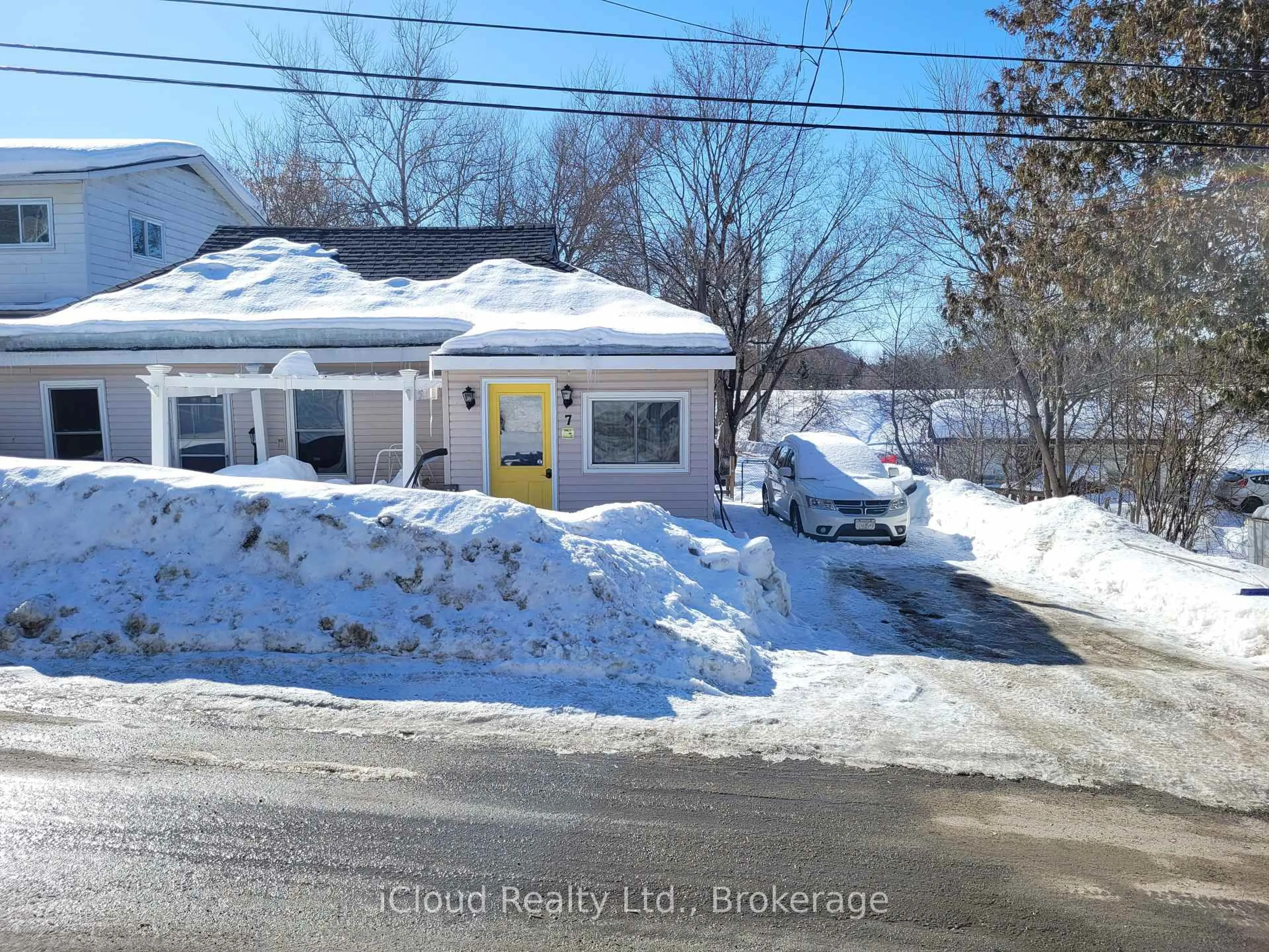A pic from outside/outdoor area/front of a property/back of a property/a pic from drone, street for 7 North Dufferin St, Huntsville Ontario P1H 1X3