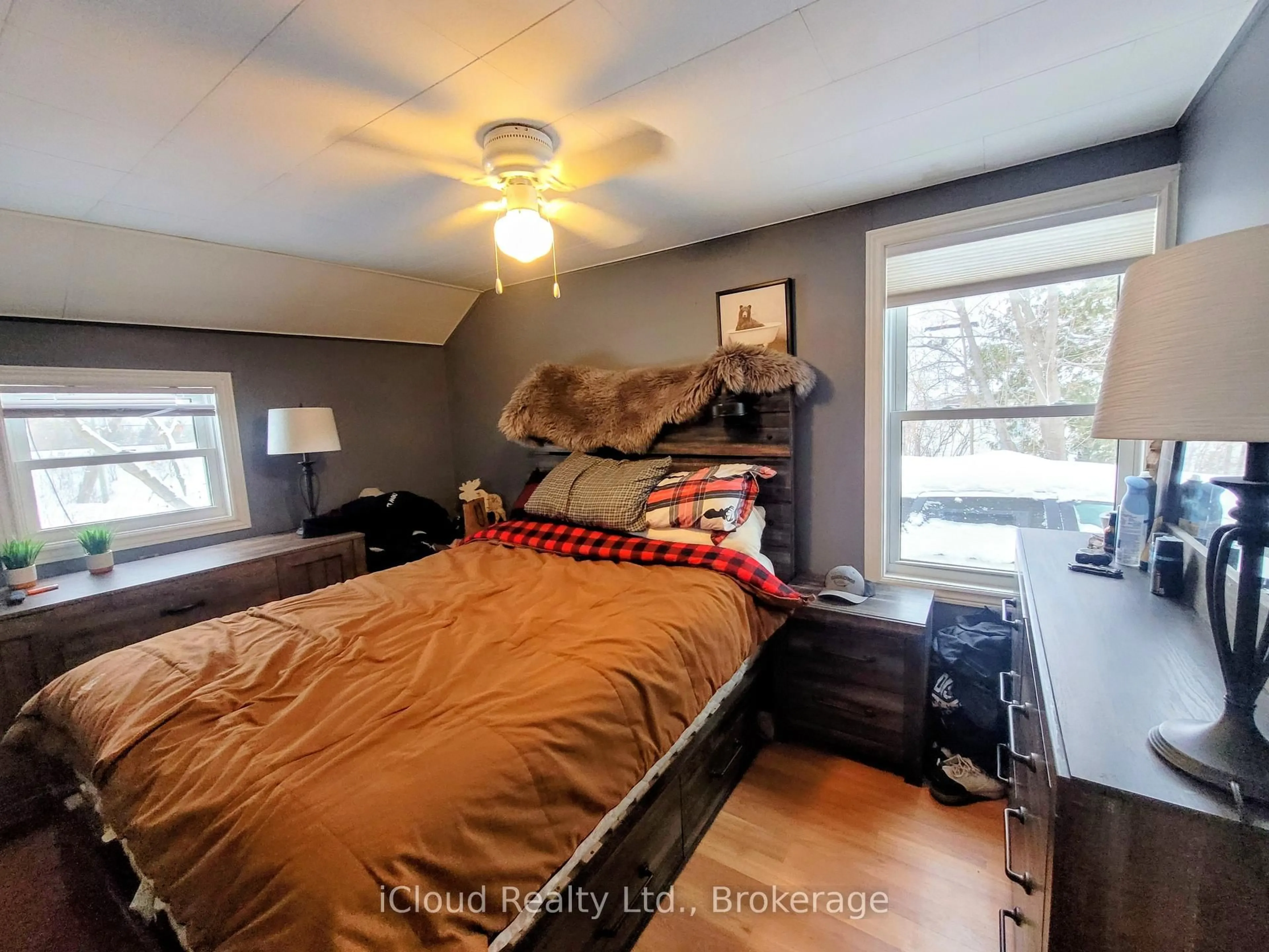 Bedroom with bed, unknown for 7 North Dufferin St, Huntsville Ontario P1H 1X3