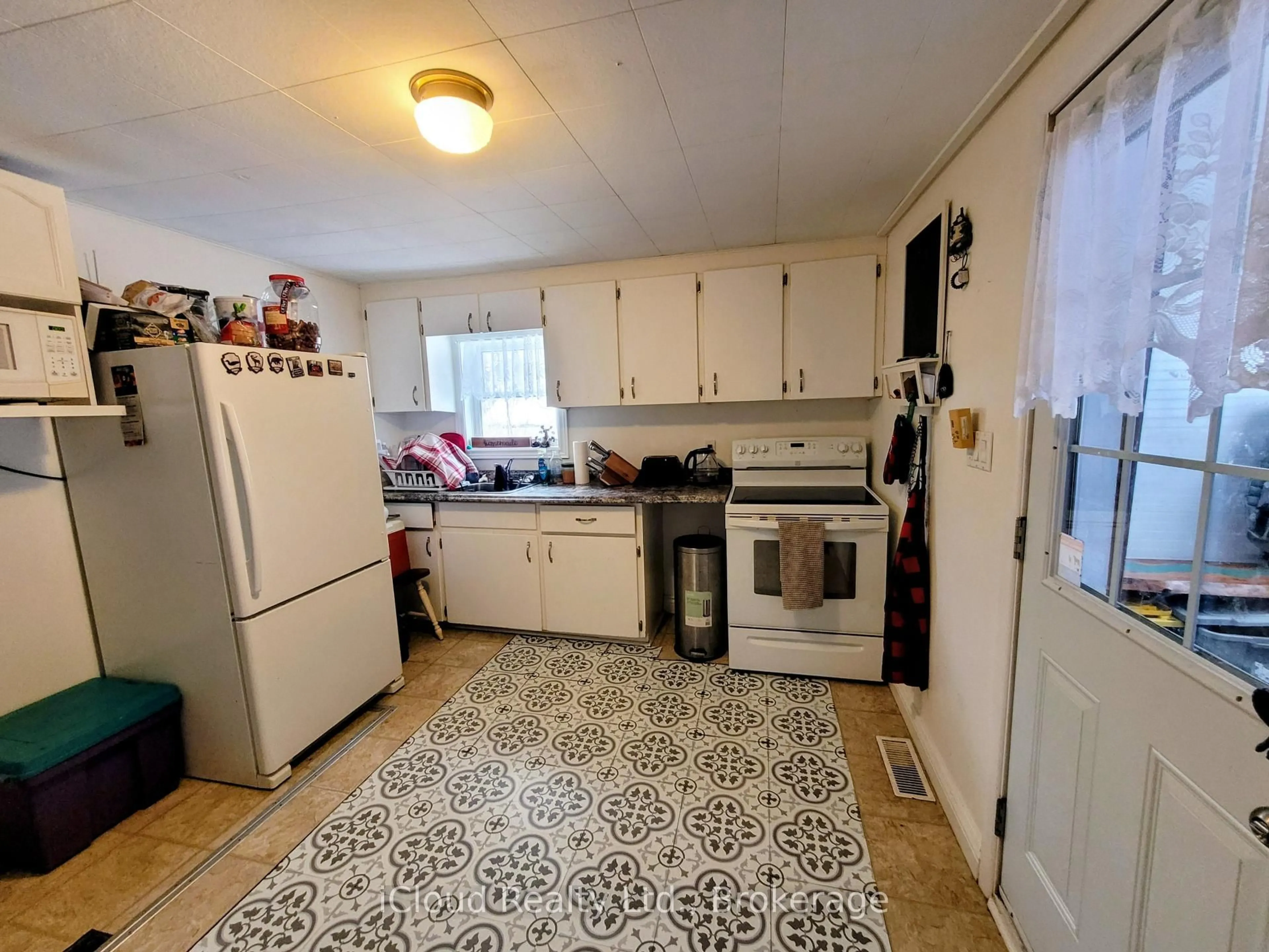 Standard kitchen, unknown for 7 North Dufferin St, Huntsville Ontario P1H 1X3