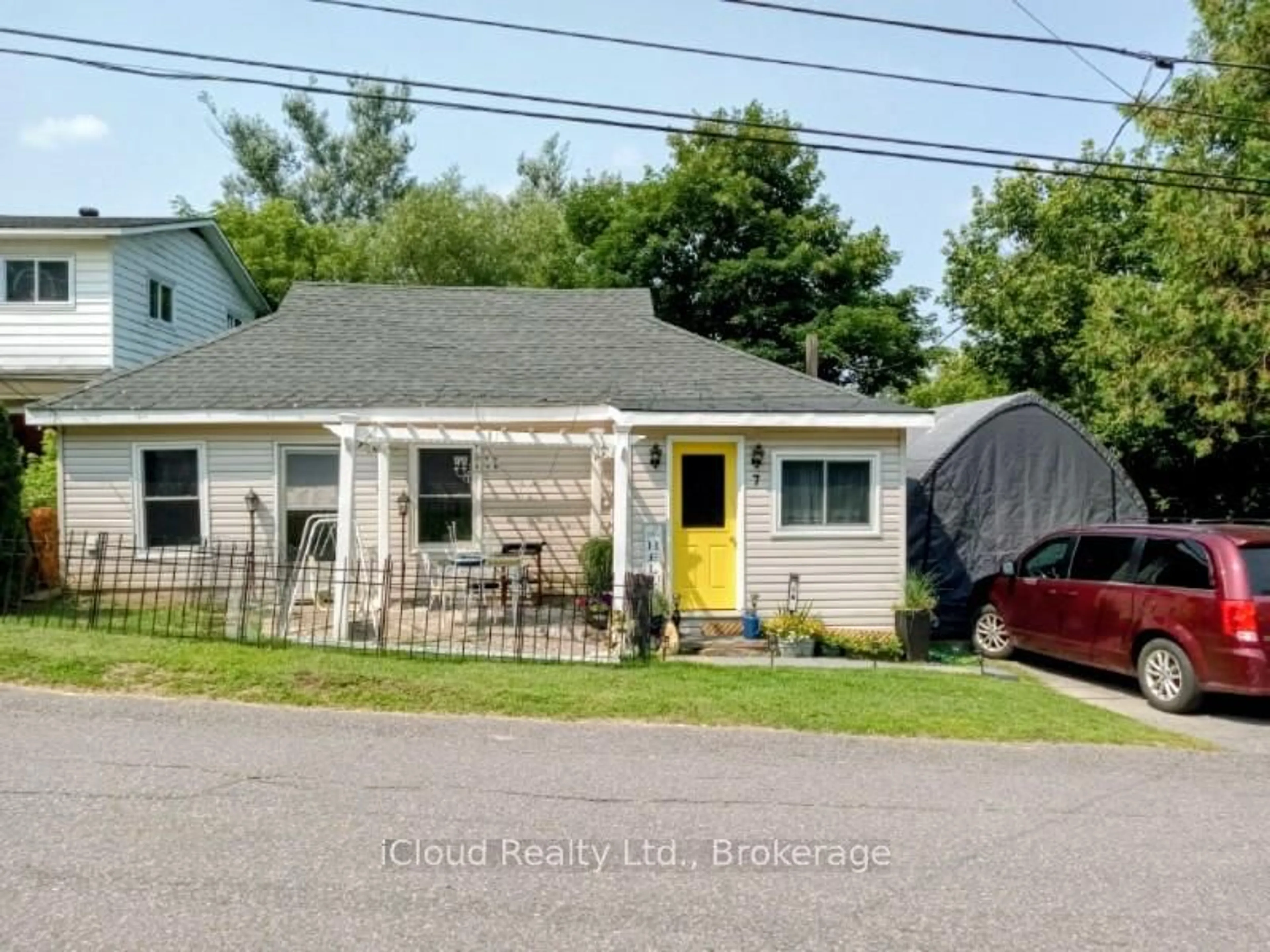 A pic from outside/outdoor area/front of a property/back of a property/a pic from drone, street for 7 North Dufferin St, Huntsville Ontario P1H 1X3