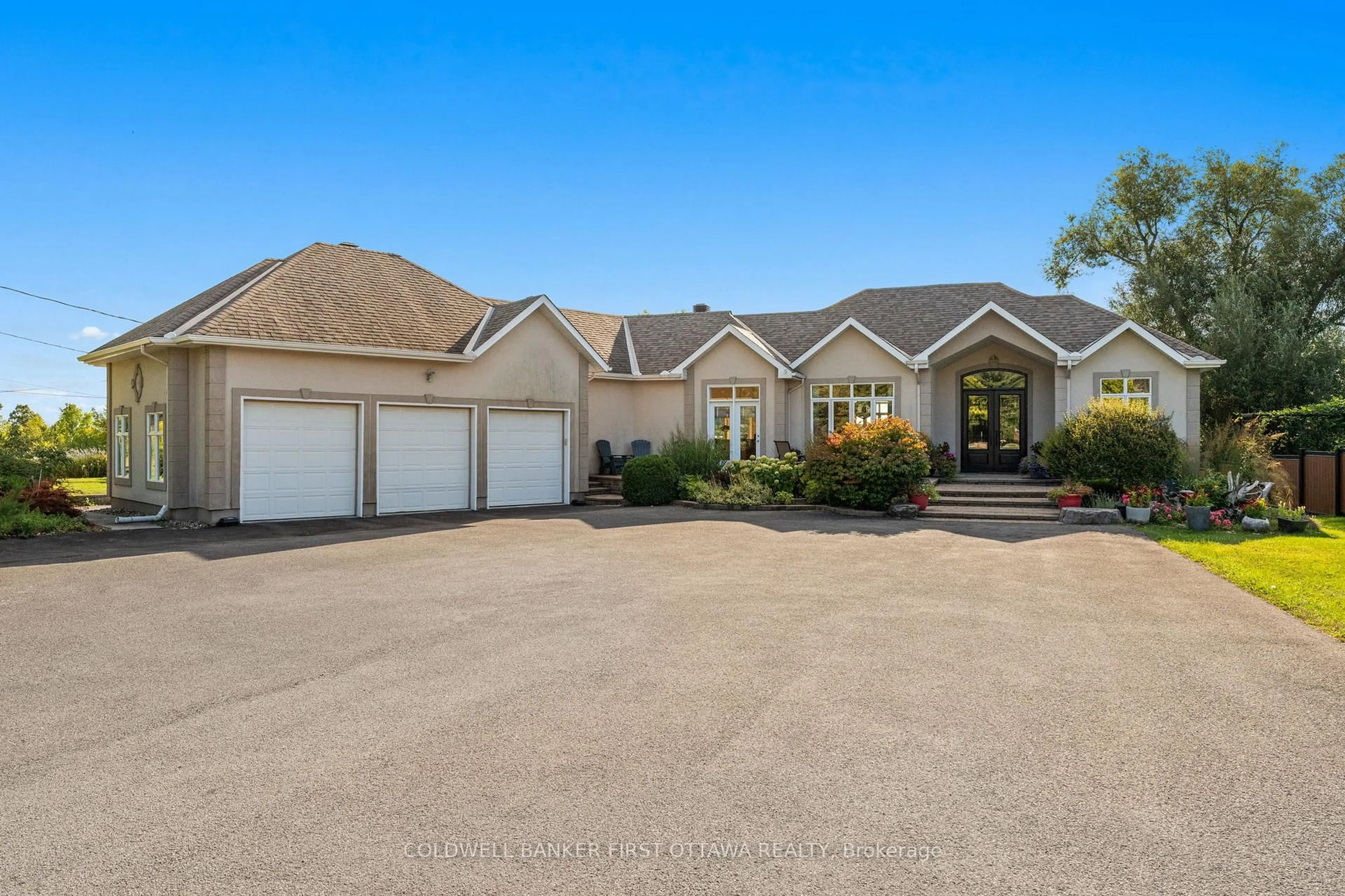 A pic from outside/outdoor area/front of a property/back of a property/a pic from drone, street for 358 River Rd, Ottawa Ontario K1V 1R8