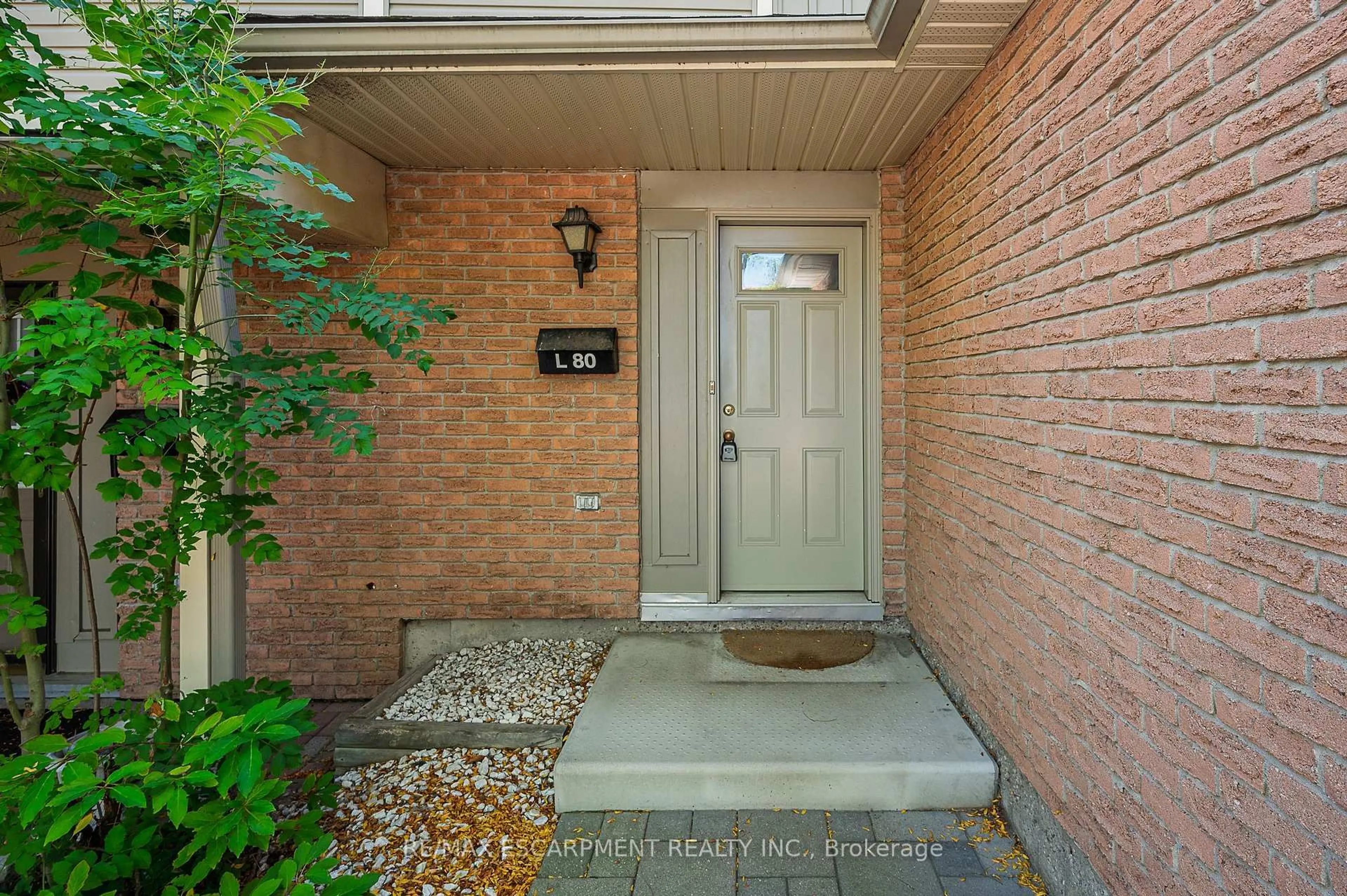 Indoor entryway for 223 Pioneer Dr #L80, Kitchener Ontario N2P 1L9