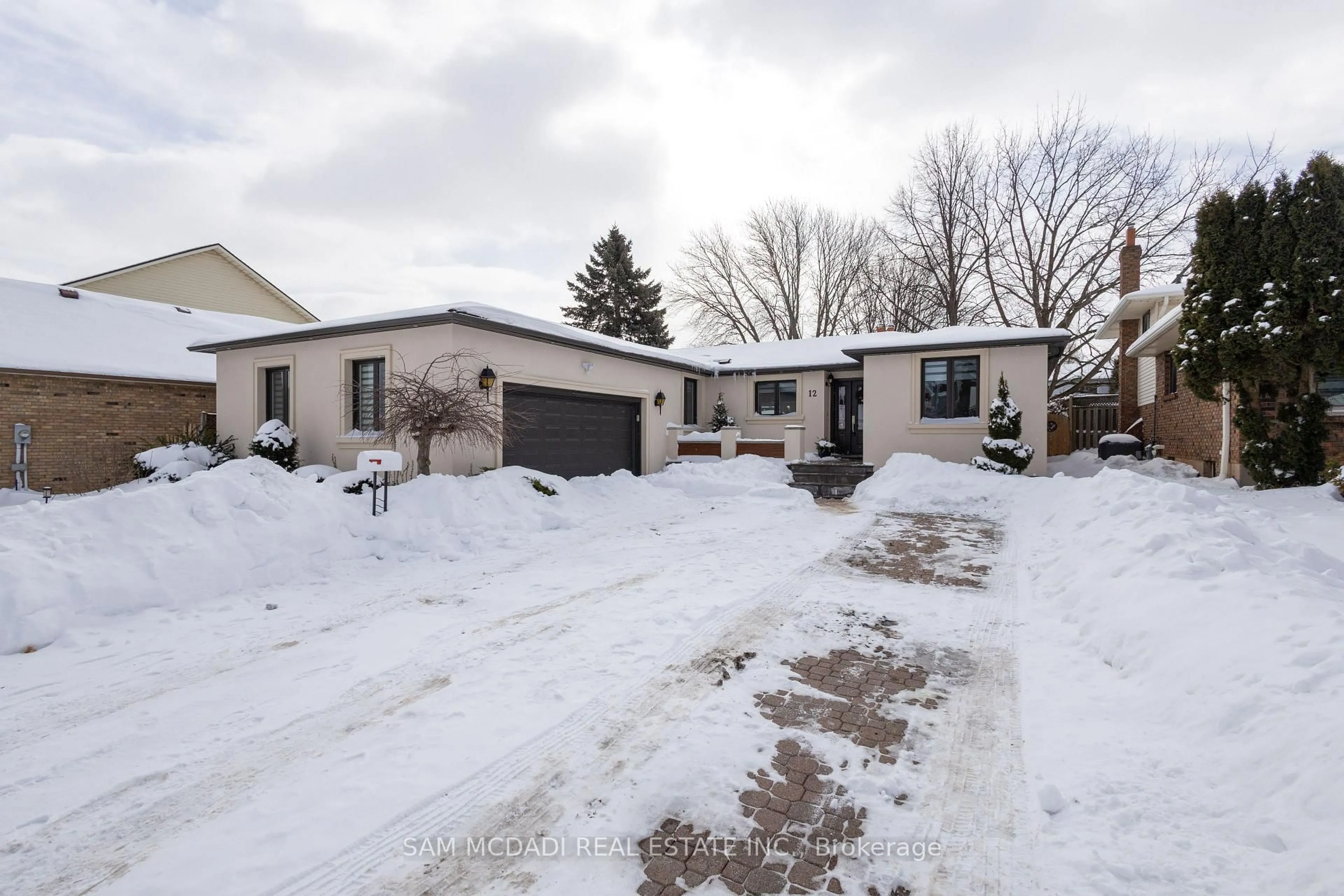 A pic from outside/outdoor area/front of a property/back of a property/a pic from drone, street for 12 Cheval Dr, Grimsby Ontario L3M 4P9