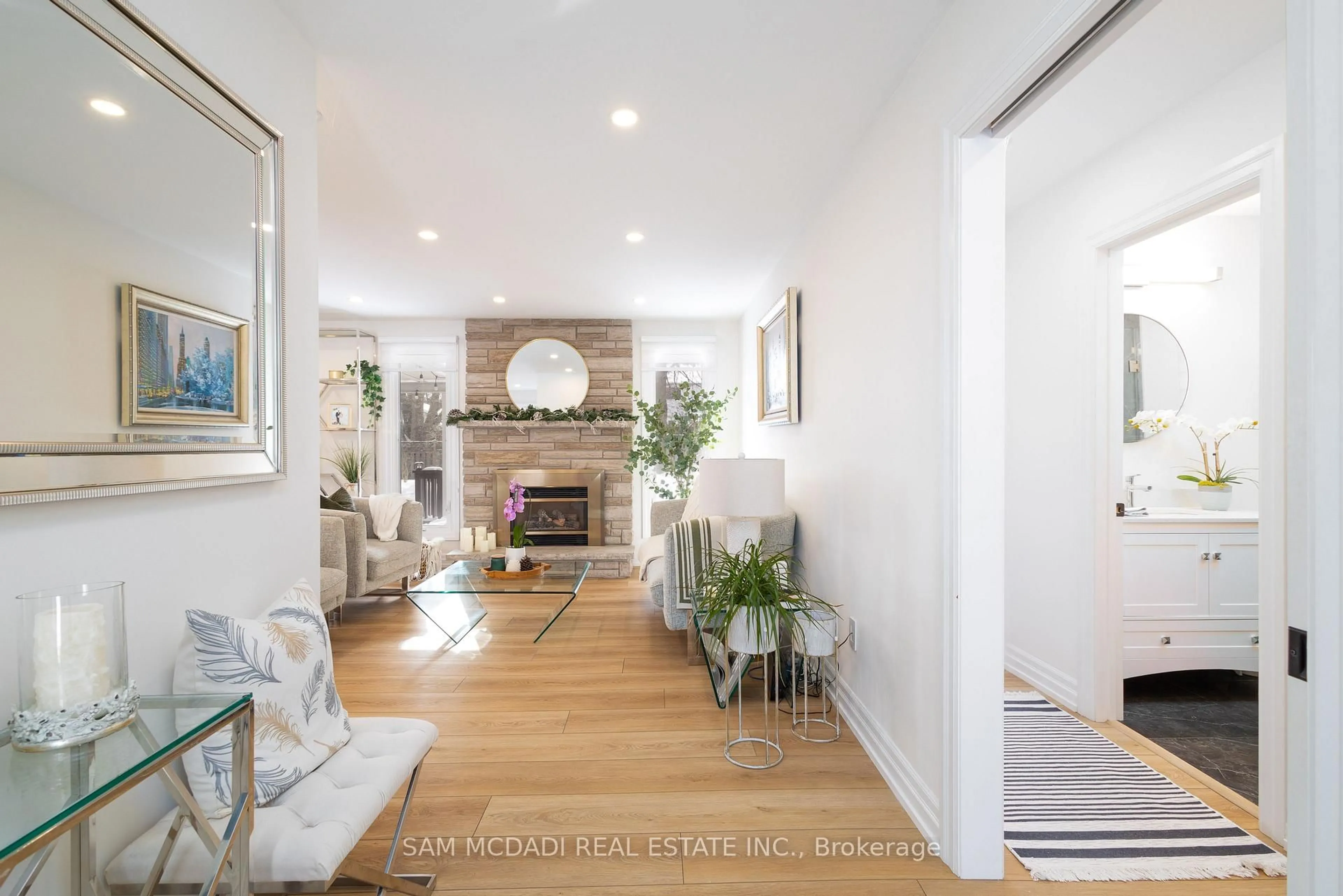 Indoor entryway for 12 Cheval Dr, Grimsby Ontario L3M 4P9