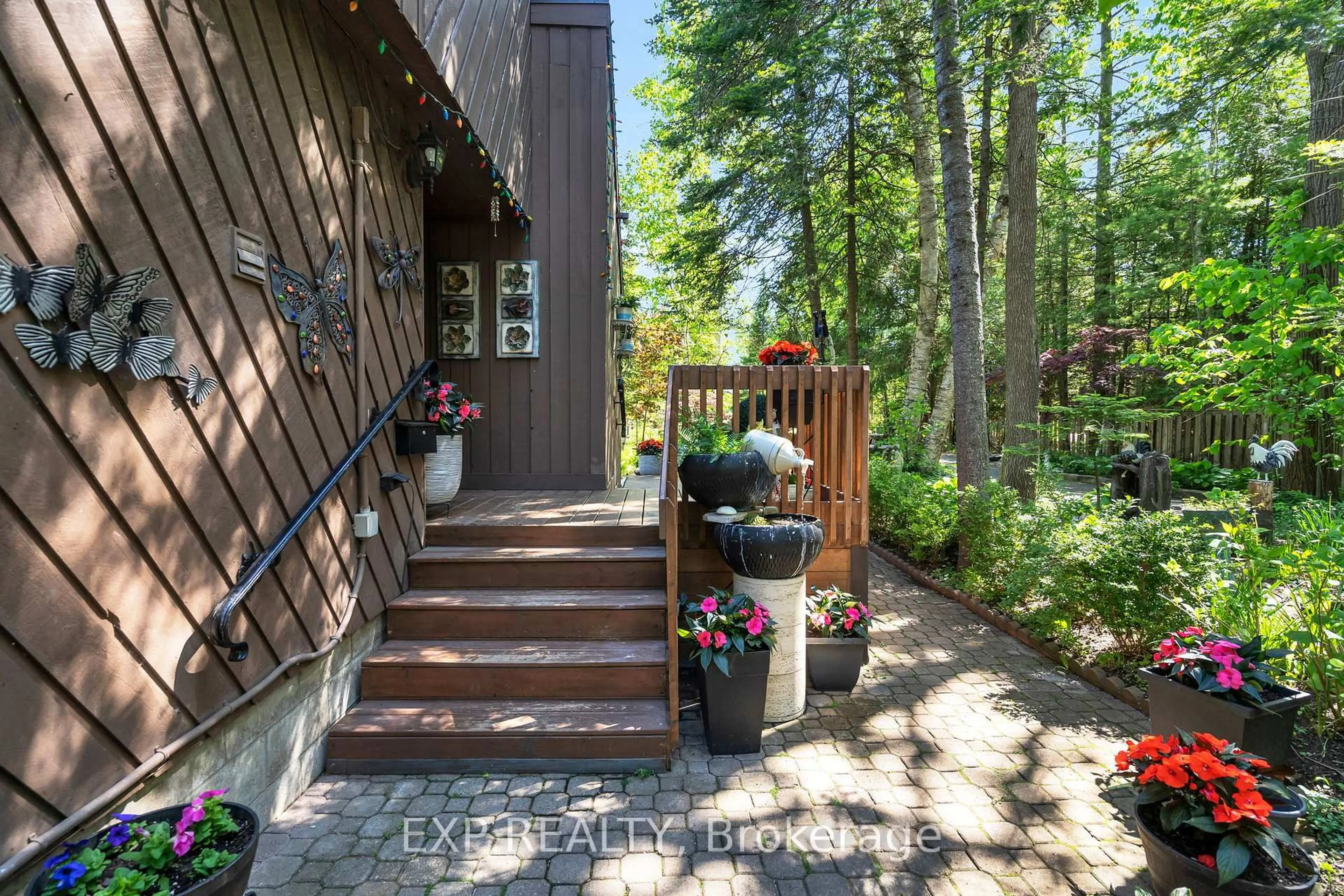Indoor entryway for 180 Brophy's Lane, Blue Mountains Ontario L9Y 0K5