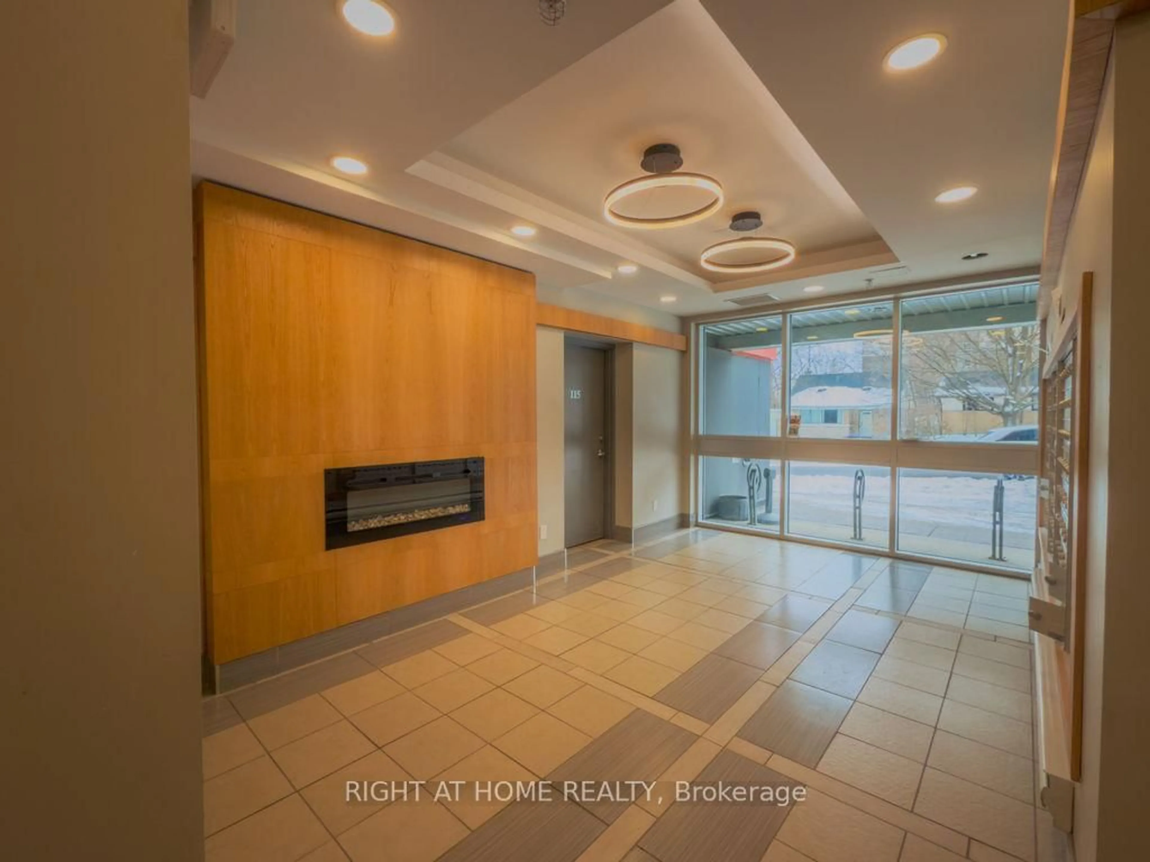 Indoor foyer for 258A Sunview St #121, Waterloo Ontario N2L 0H6