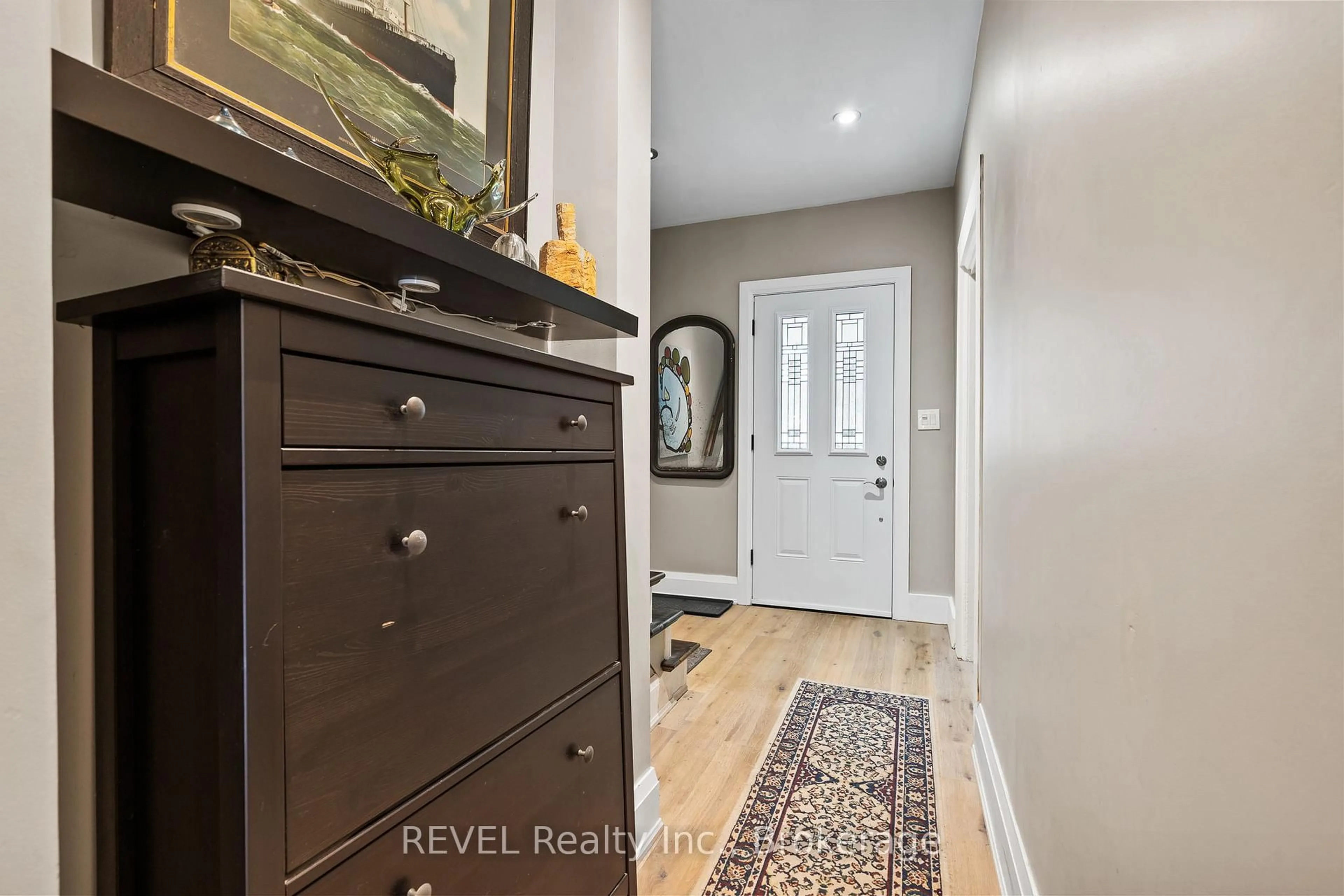 Indoor entryway for 335 Helena St, Fort Erie Ontario L2A 4J7