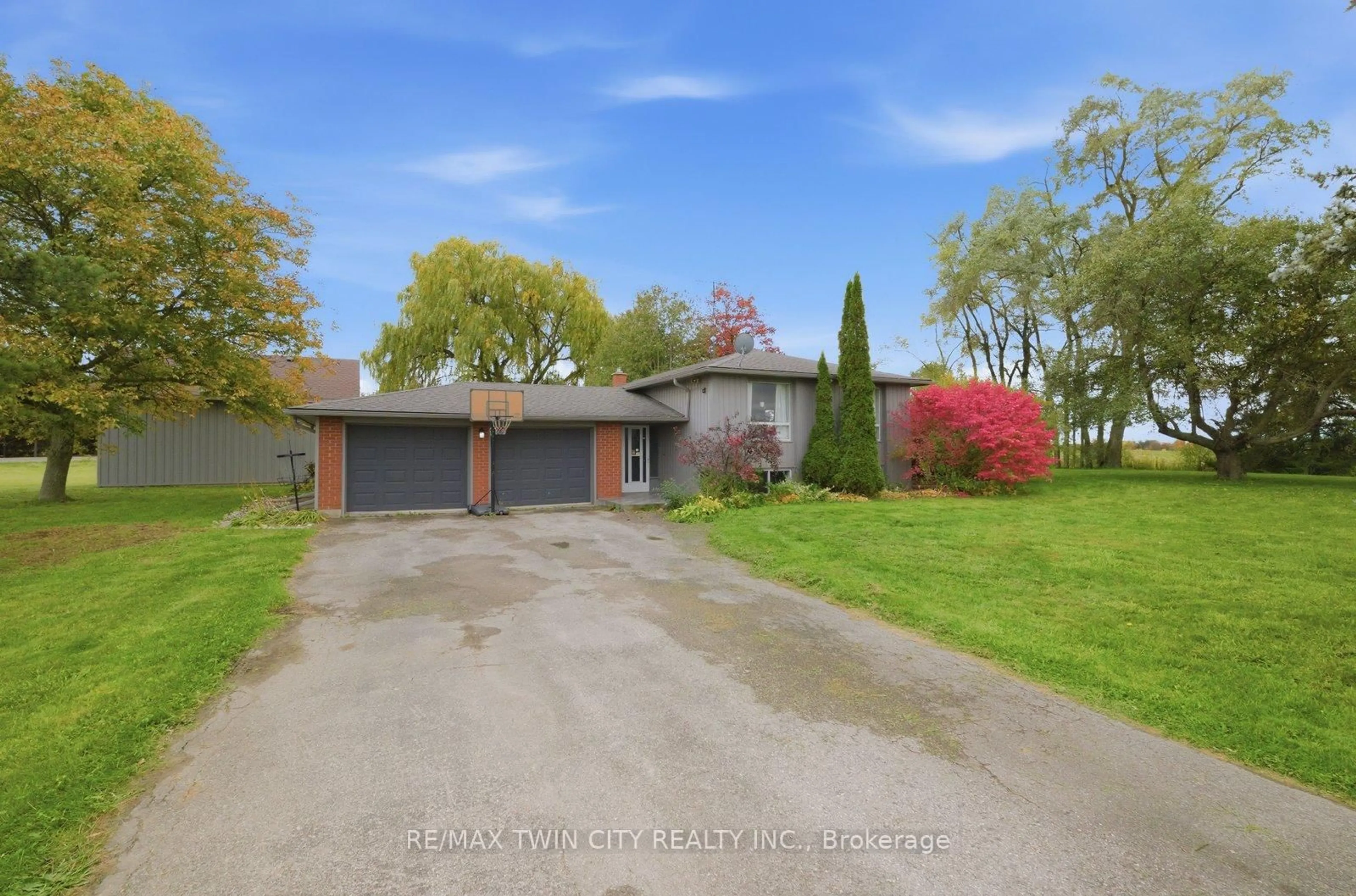 A pic from outside/outdoor area/front of a property/back of a property/a pic from drone, street for 2090 Lost Mile Rd, Brant Ontario N3T 5L4