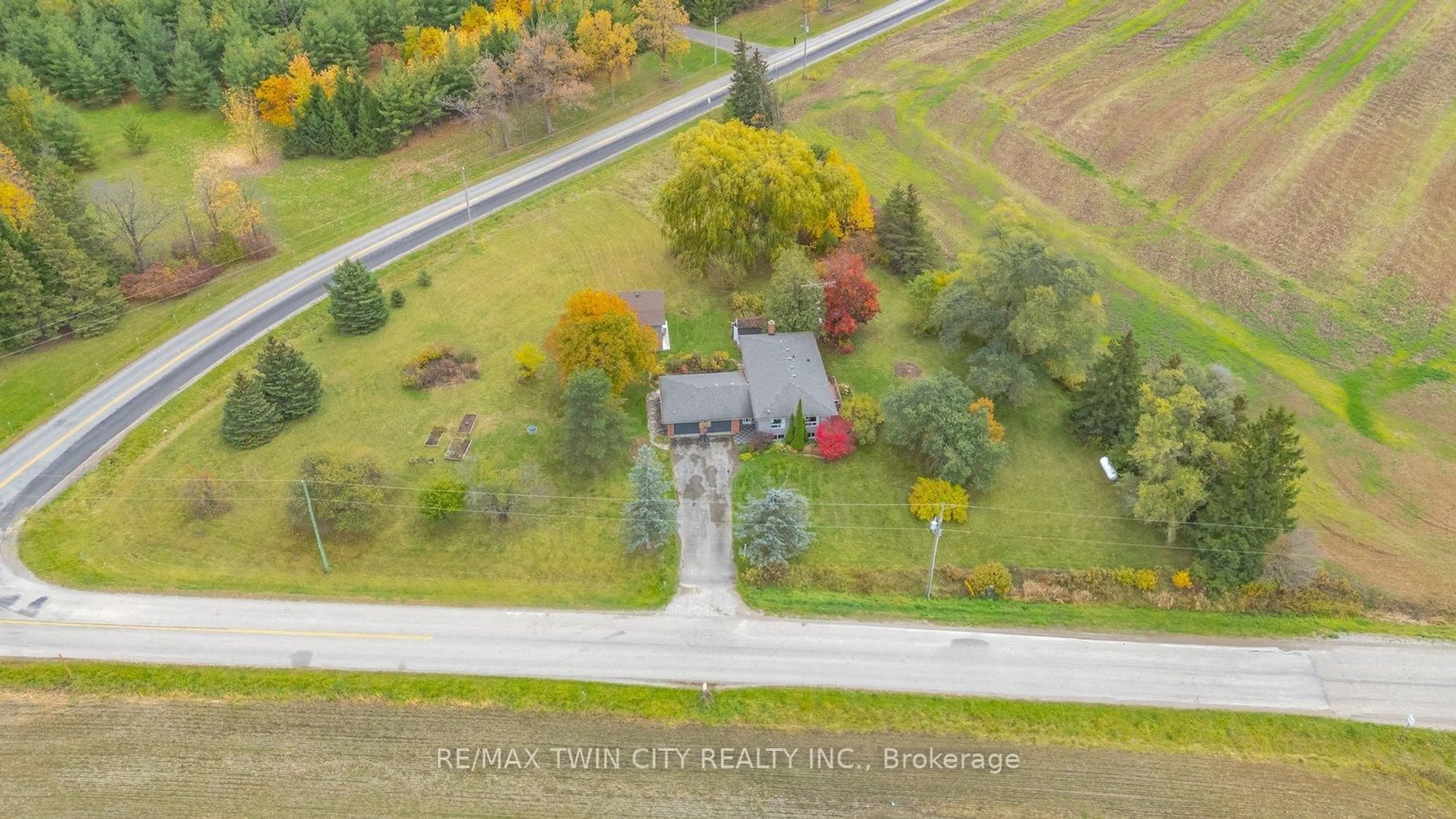 A pic from outside/outdoor area/front of a property/back of a property/a pic from drone, unknown for 2090 Lost Mile Rd, Brant Ontario N3T 5L4