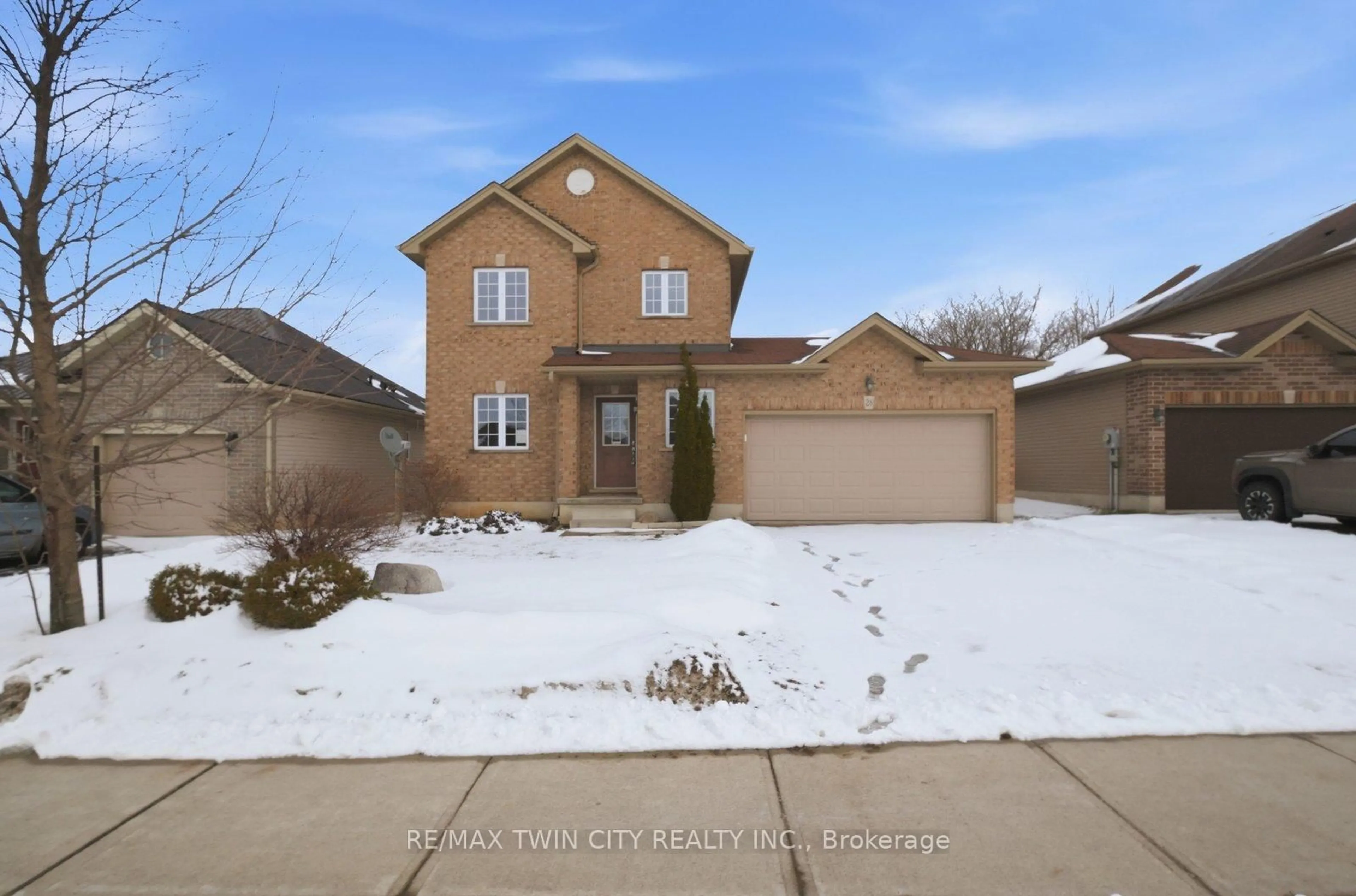 A pic from outside/outdoor area/front of a property/back of a property/a pic from drone, street for 28 Tompkins Crt, Norwich Ontario N0J 1P0