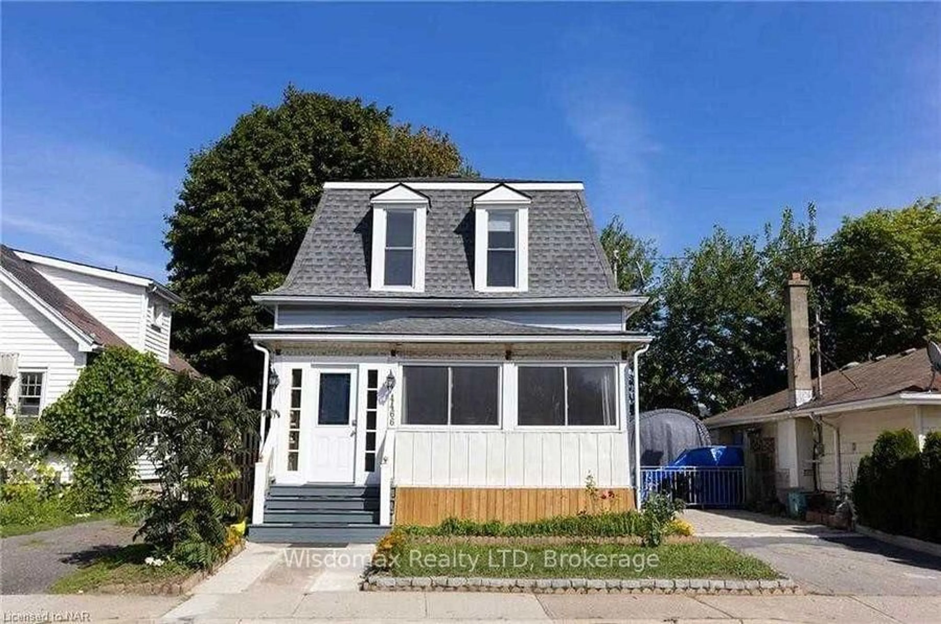 Home with vinyl exterior material, street for 4466 Fourth Ave, Niagara Falls Ontario L2E 4N3