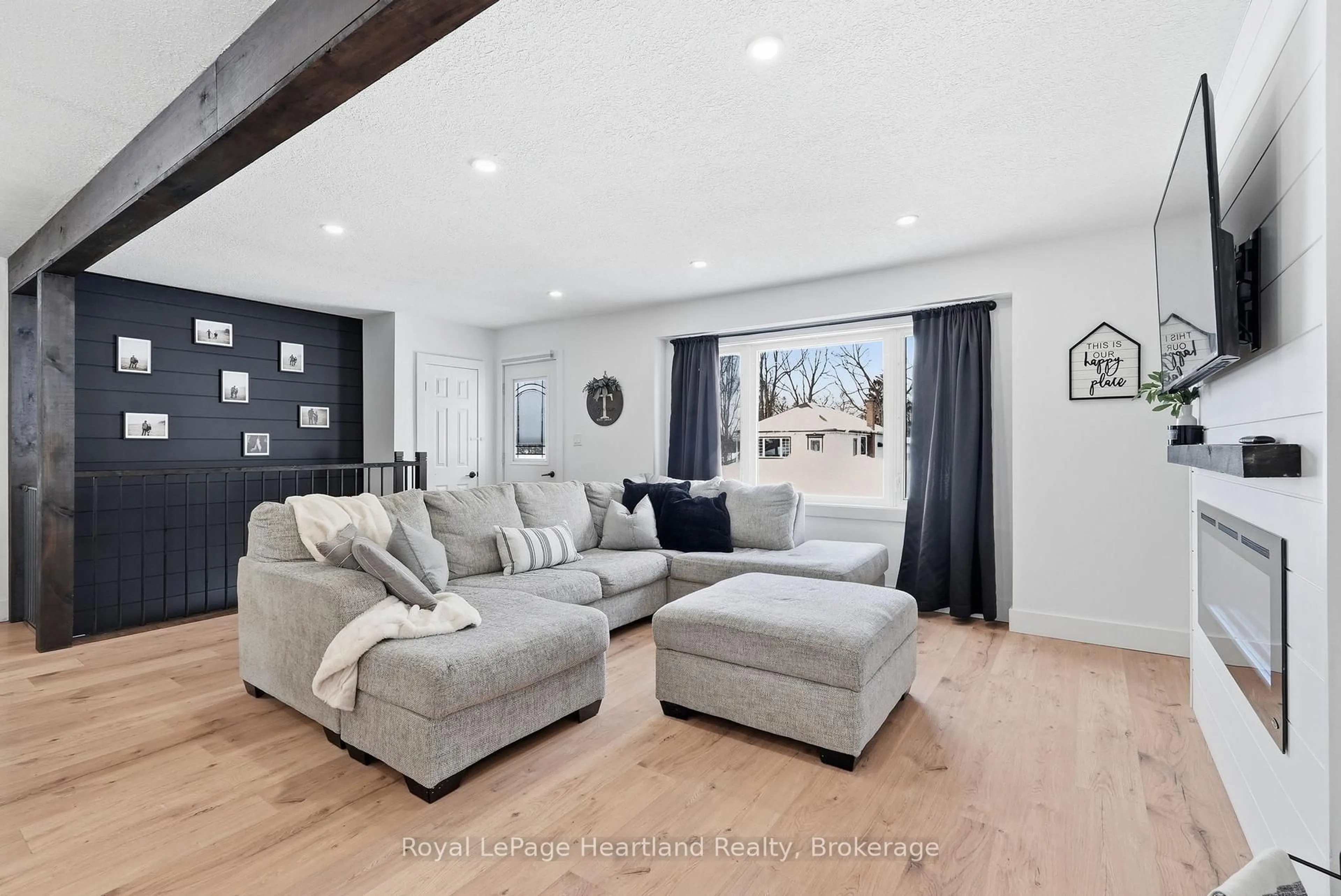 Living room with furniture, unknown for 127 CARLING Terr, North Huron Ontario N0G 2W0