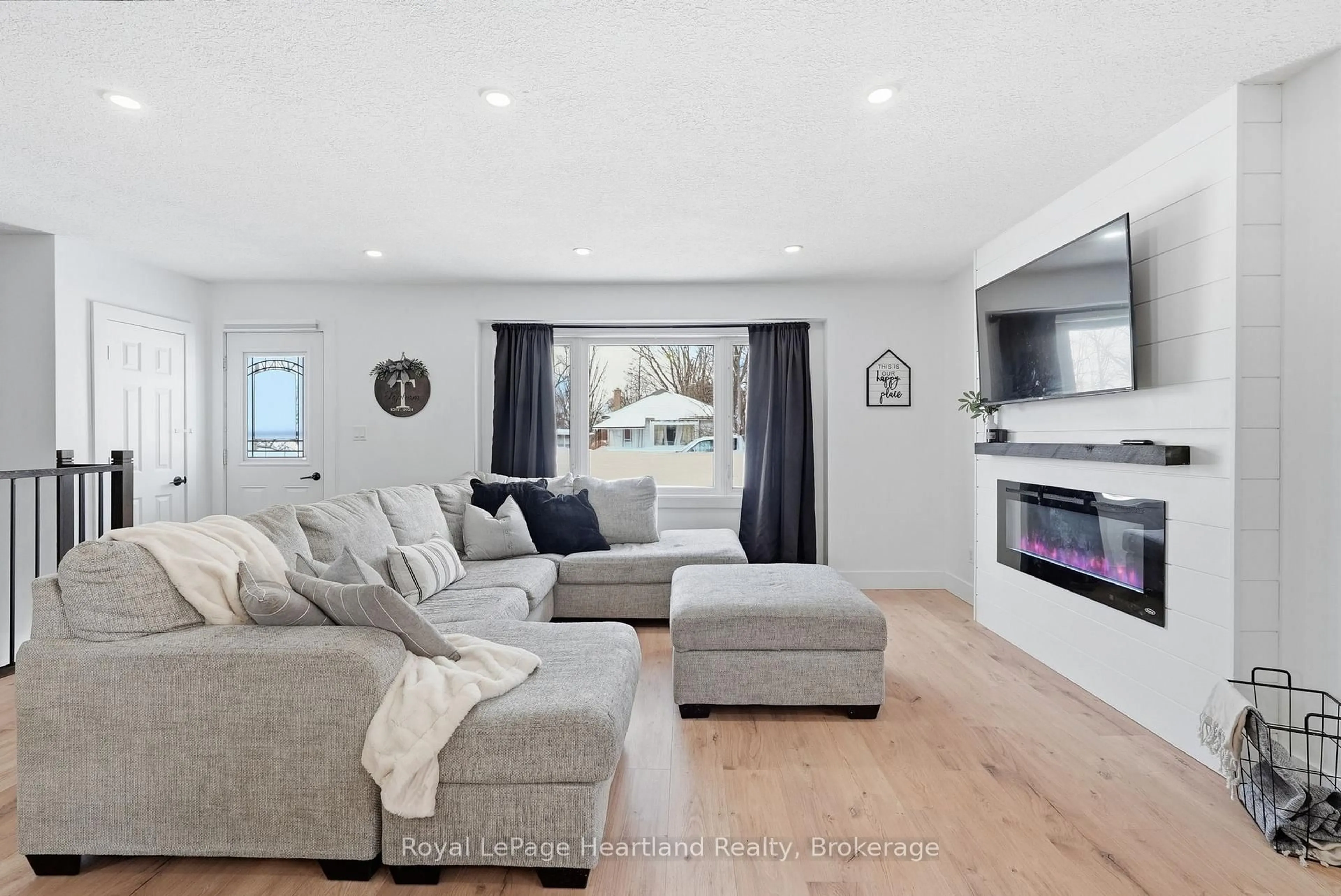 Living room with furniture, unknown for 127 CARLING Terr, North Huron Ontario N0G 2W0