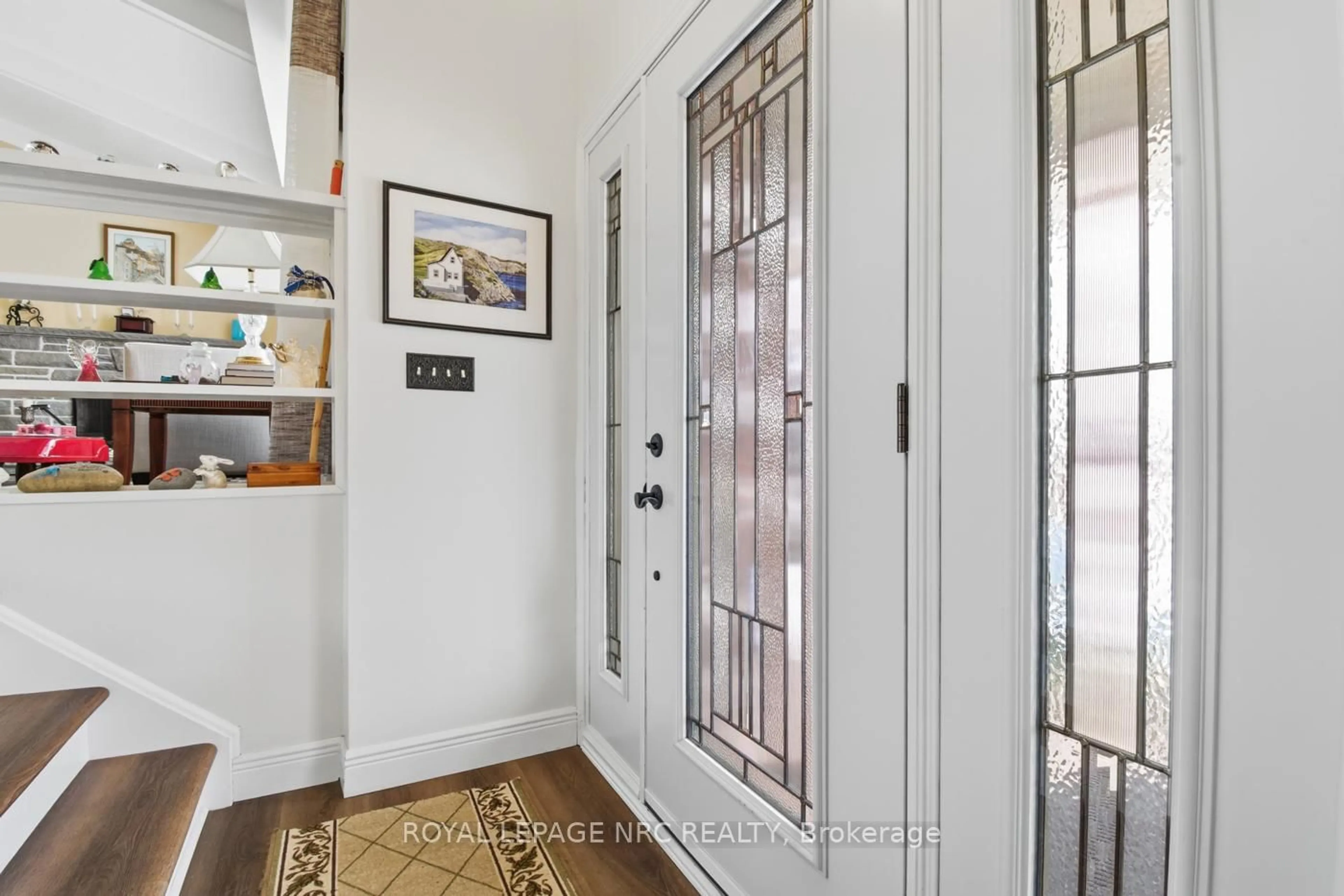 Indoor entryway for 5210 Timothy Cres, Niagara Falls Ontario L2E 5G3