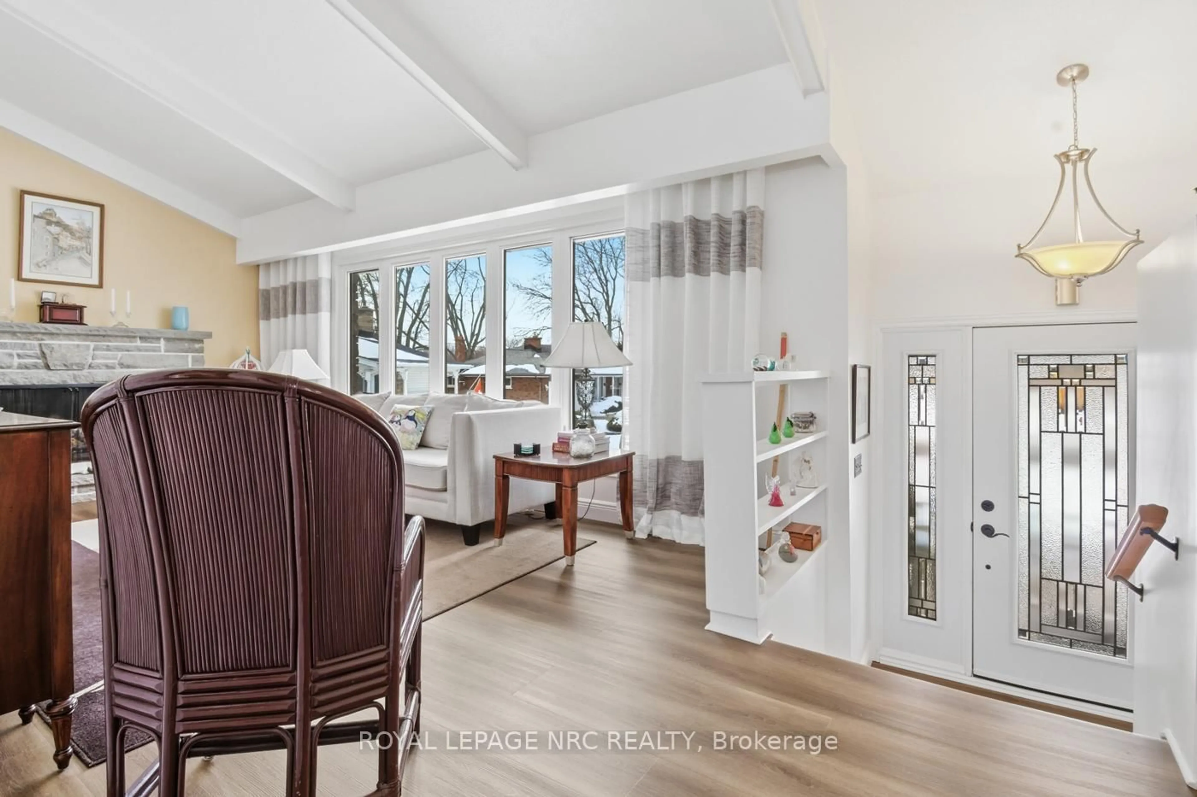 Indoor entryway for 5210 Timothy Cres, Niagara Falls Ontario L2E 5G3