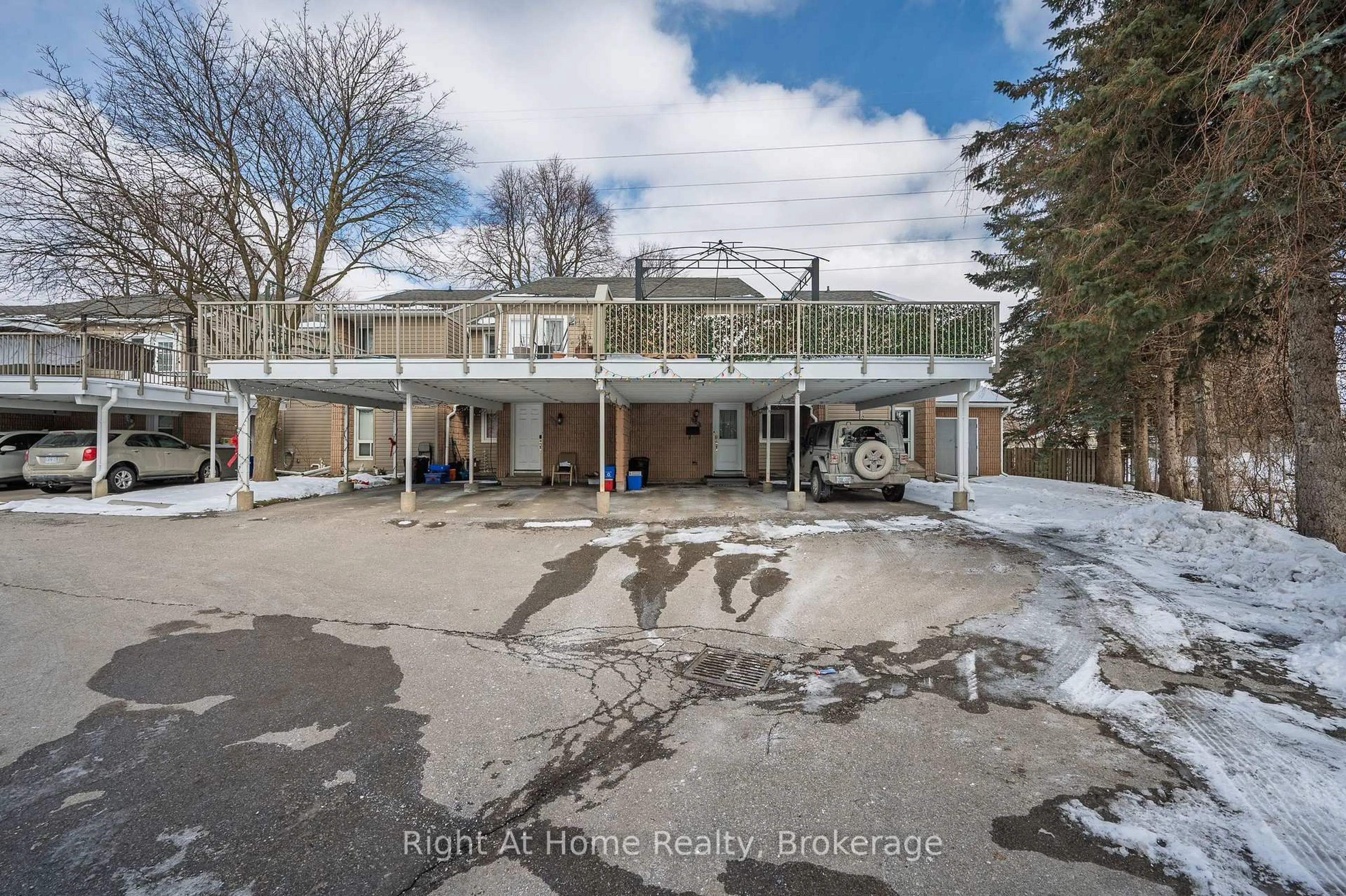 A pic from outside/outdoor area/front of a property/back of a property/a pic from drone, building for 65 Glamis Rd #35, Cambridge Ontario N1R 6W4