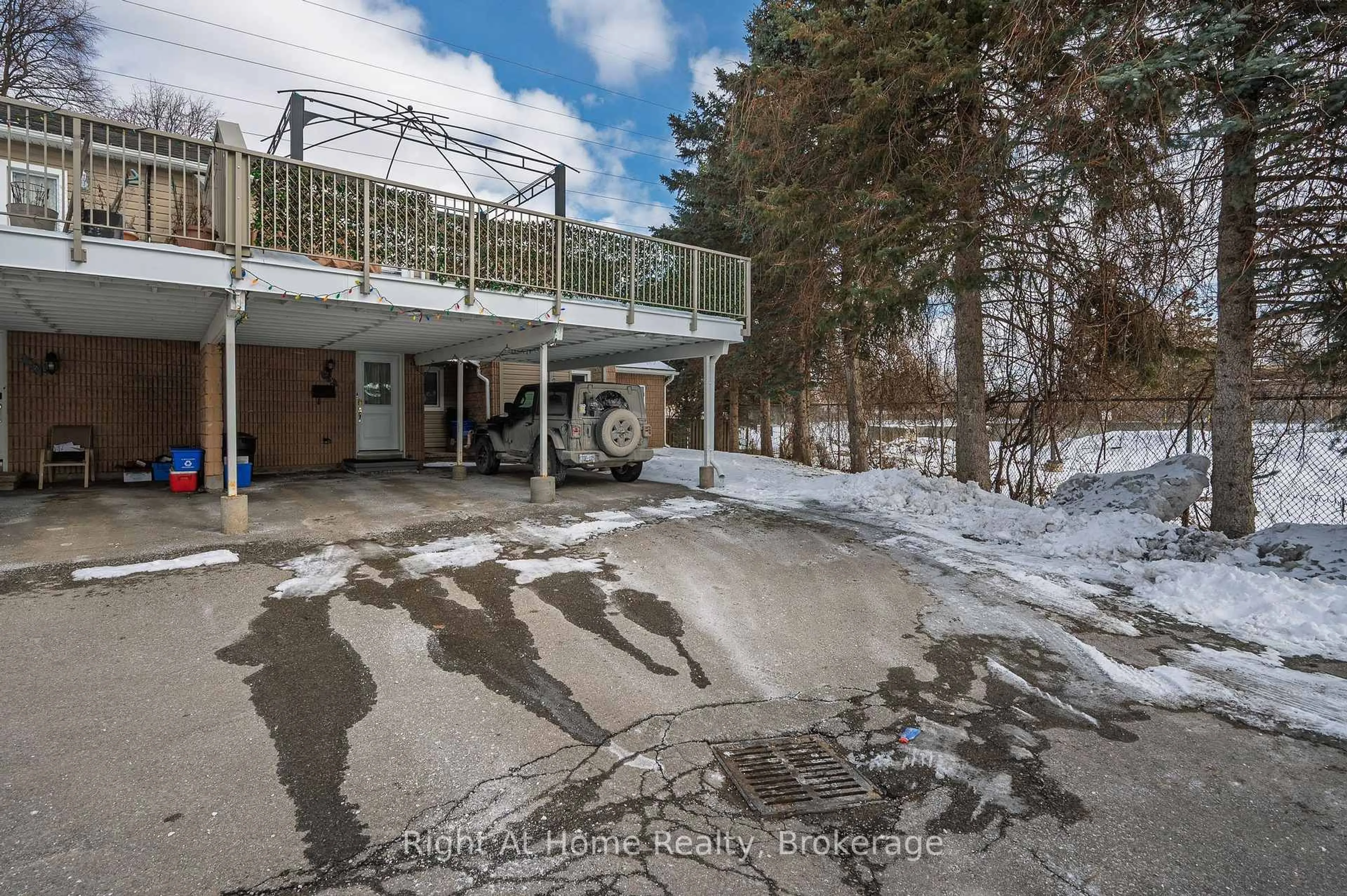A pic from outside/outdoor area/front of a property/back of a property/a pic from drone, street for 65 Glamis Rd #35, Cambridge Ontario N1R 6W4
