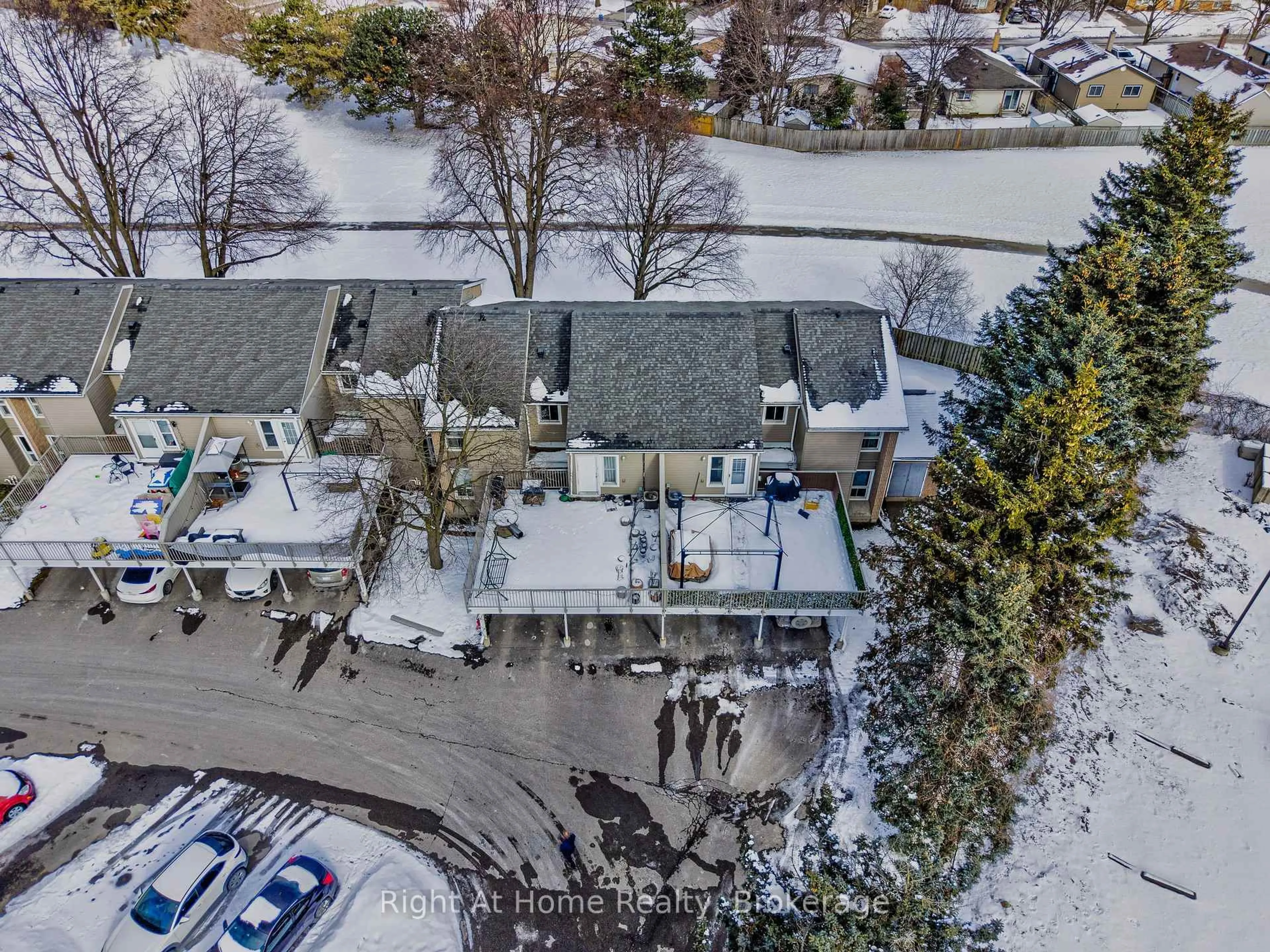 A pic from outside/outdoor area/front of a property/back of a property/a pic from drone, unknown for 65 Glamis Rd #35, Cambridge Ontario N1R 6W4