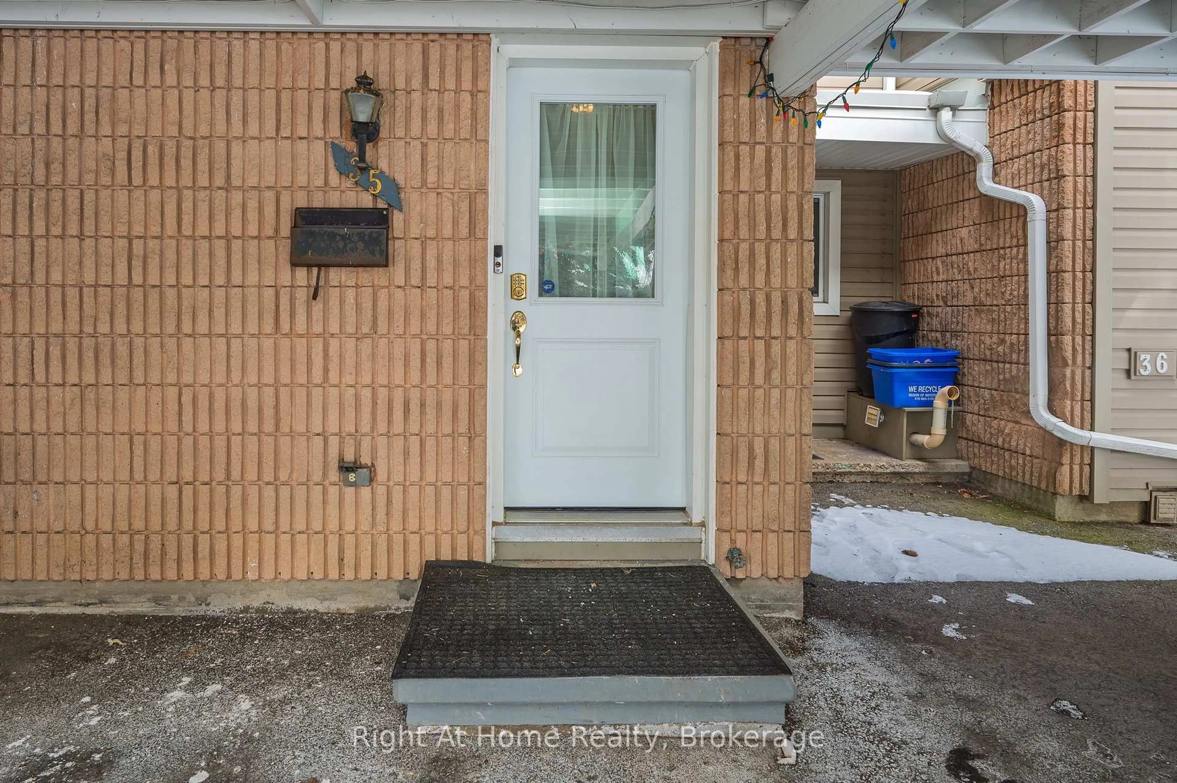 Indoor entryway for 65 Glamis Rd #35, Cambridge Ontario N1R 6W4