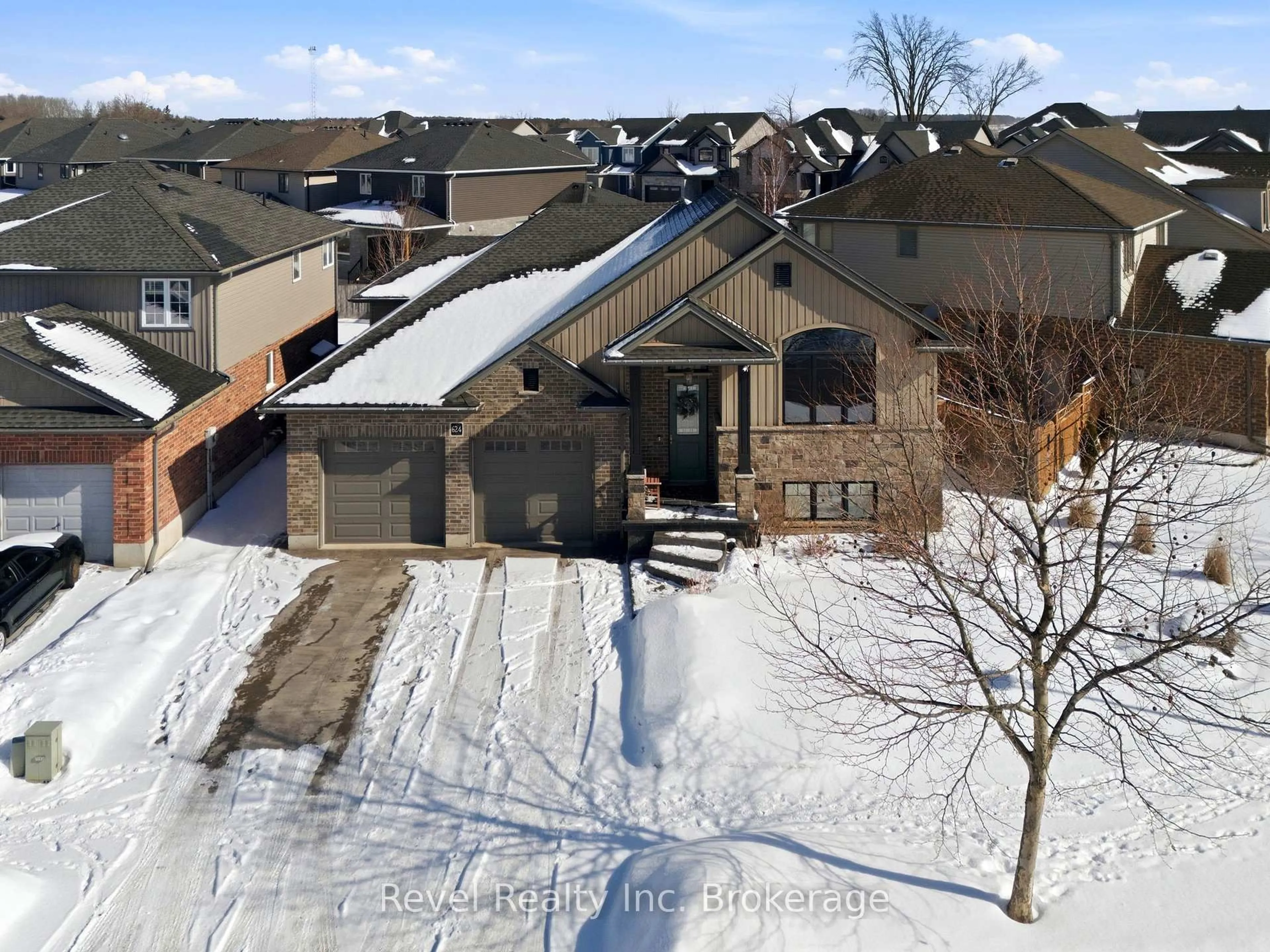 A pic from outside/outdoor area/front of a property/back of a property/a pic from drone, unknown for 624 Halifax Rd, Woodstock Ontario N4T 0E8