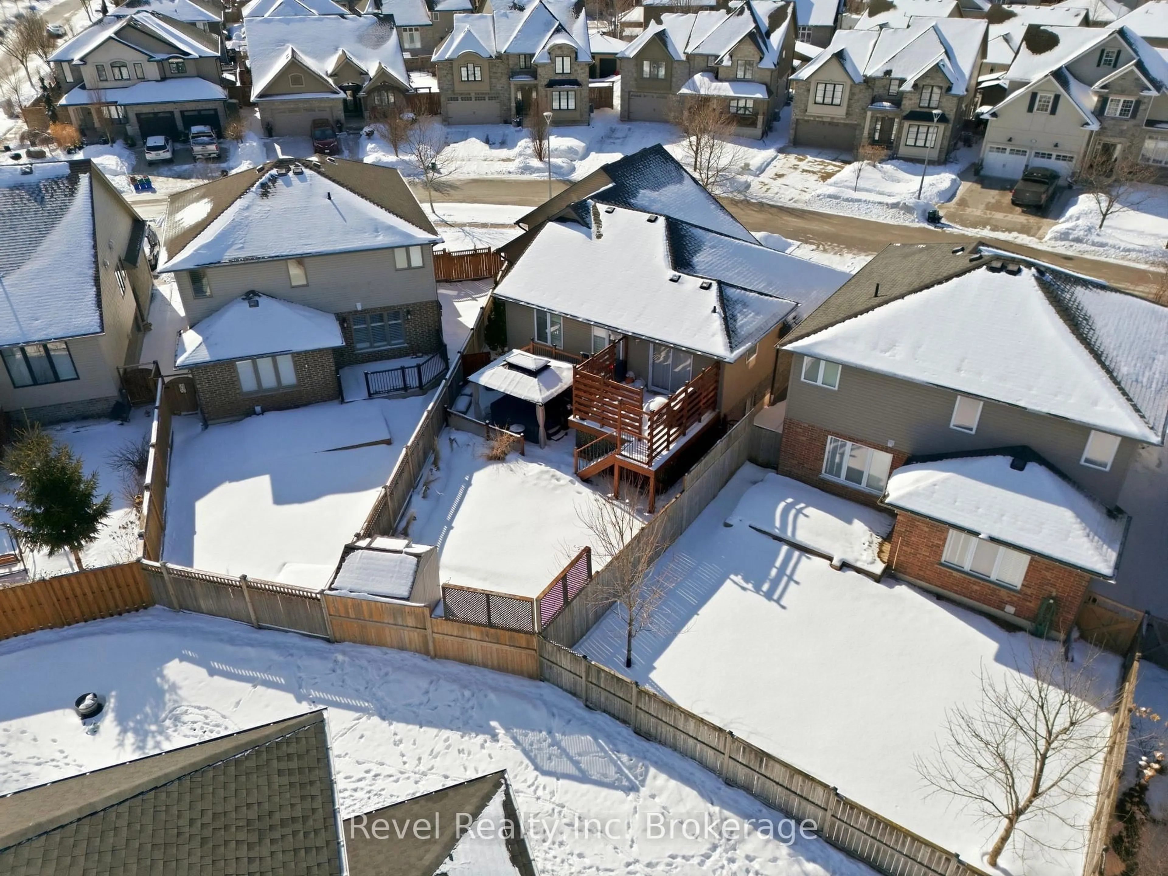 A pic from outside/outdoor area/front of a property/back of a property/a pic from drone, street for 624 Halifax Rd, Woodstock Ontario N4T 0E8